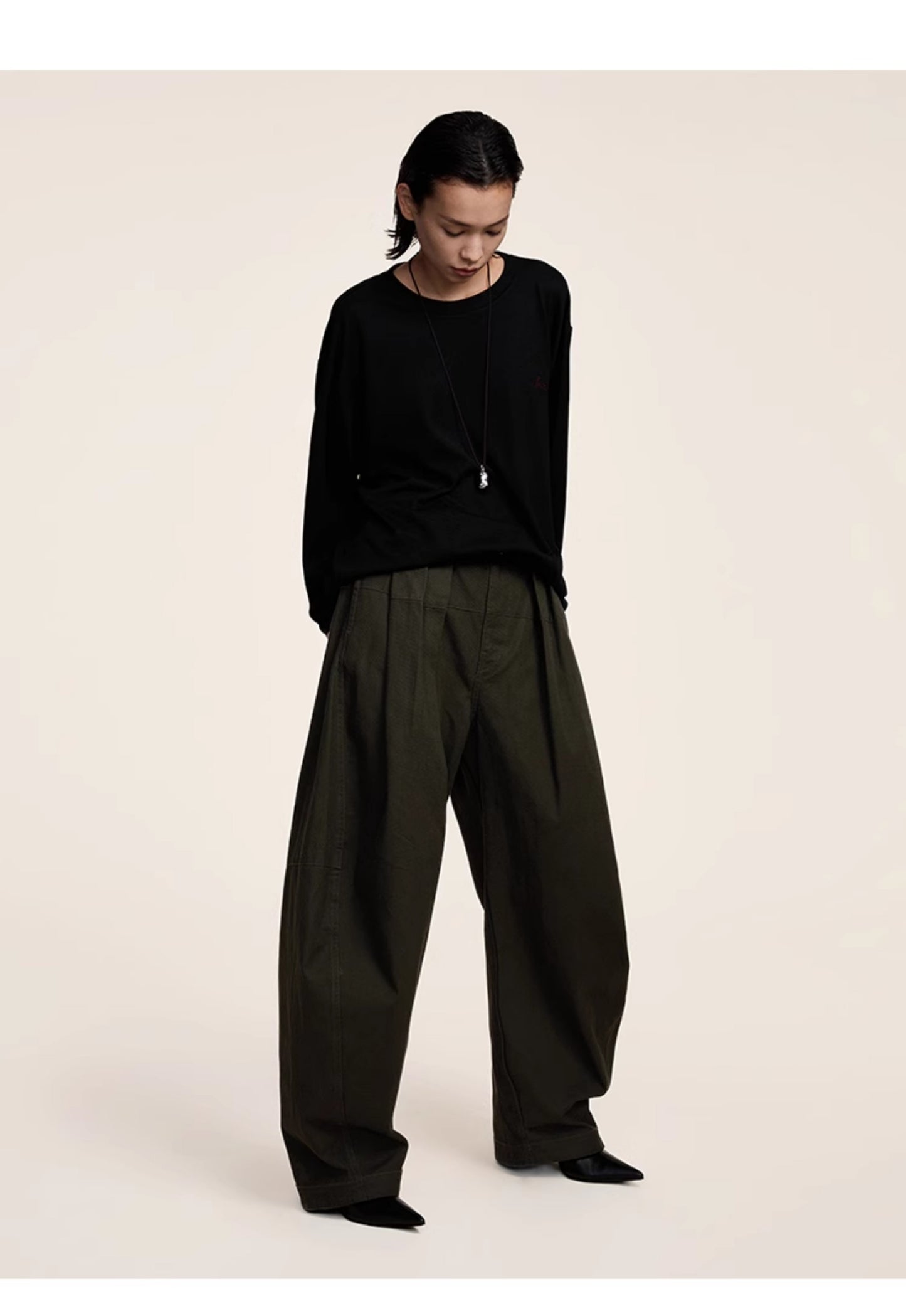 Three-dimensional scimitar silhouette casual pants