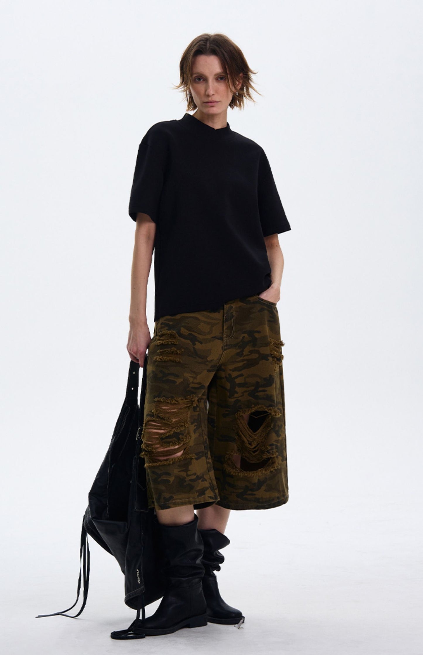 Air layer stand collar T-shirt