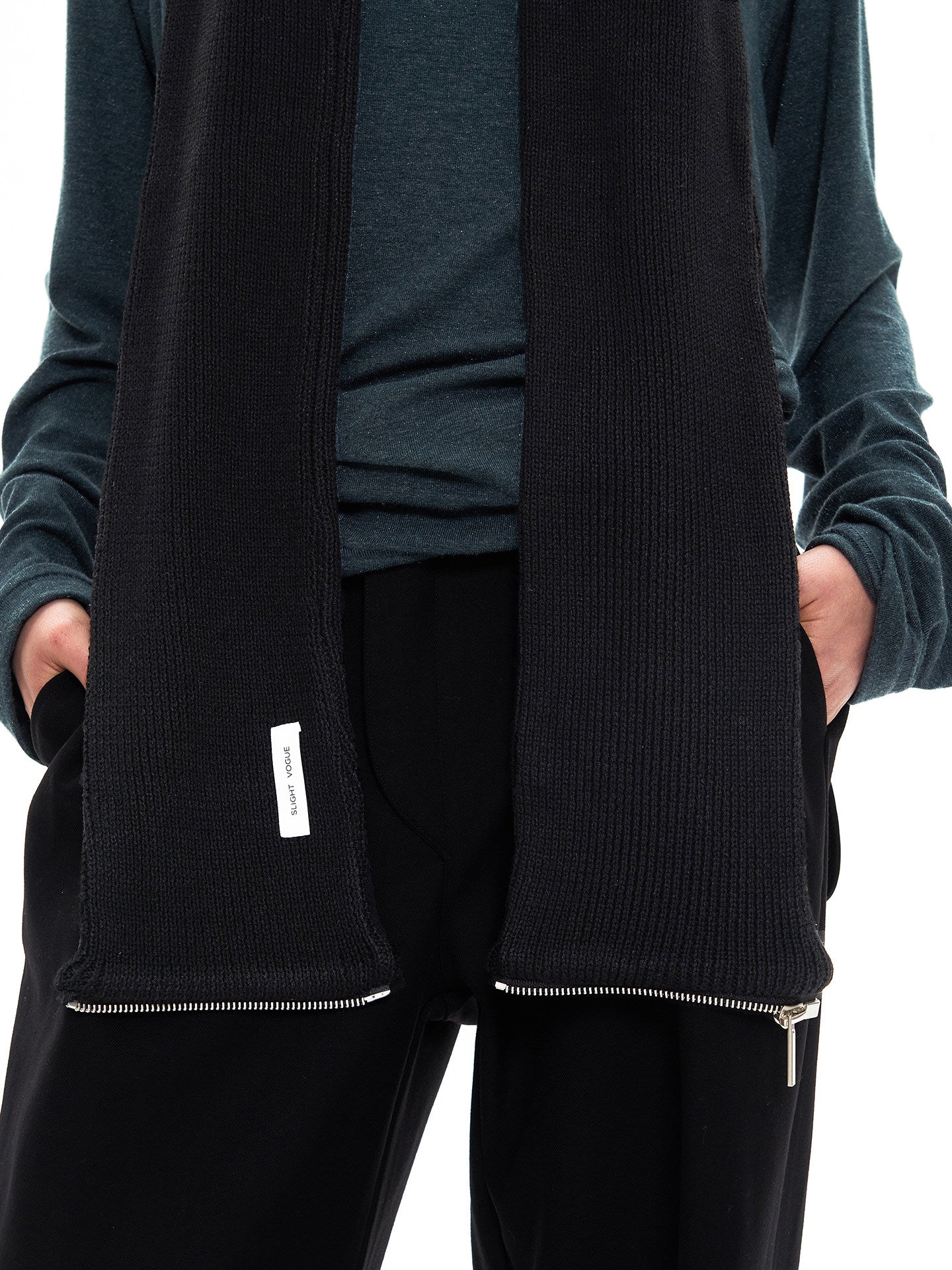 Mid-length scarf with zipper