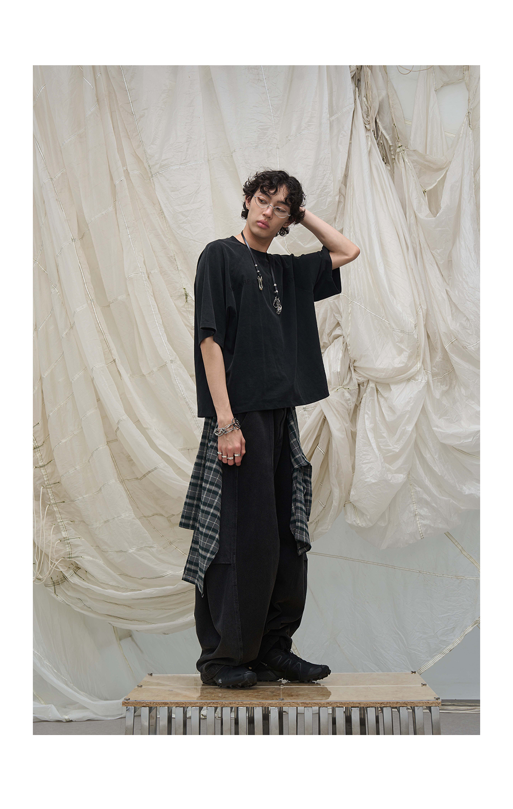 Decorative scarf with zipper