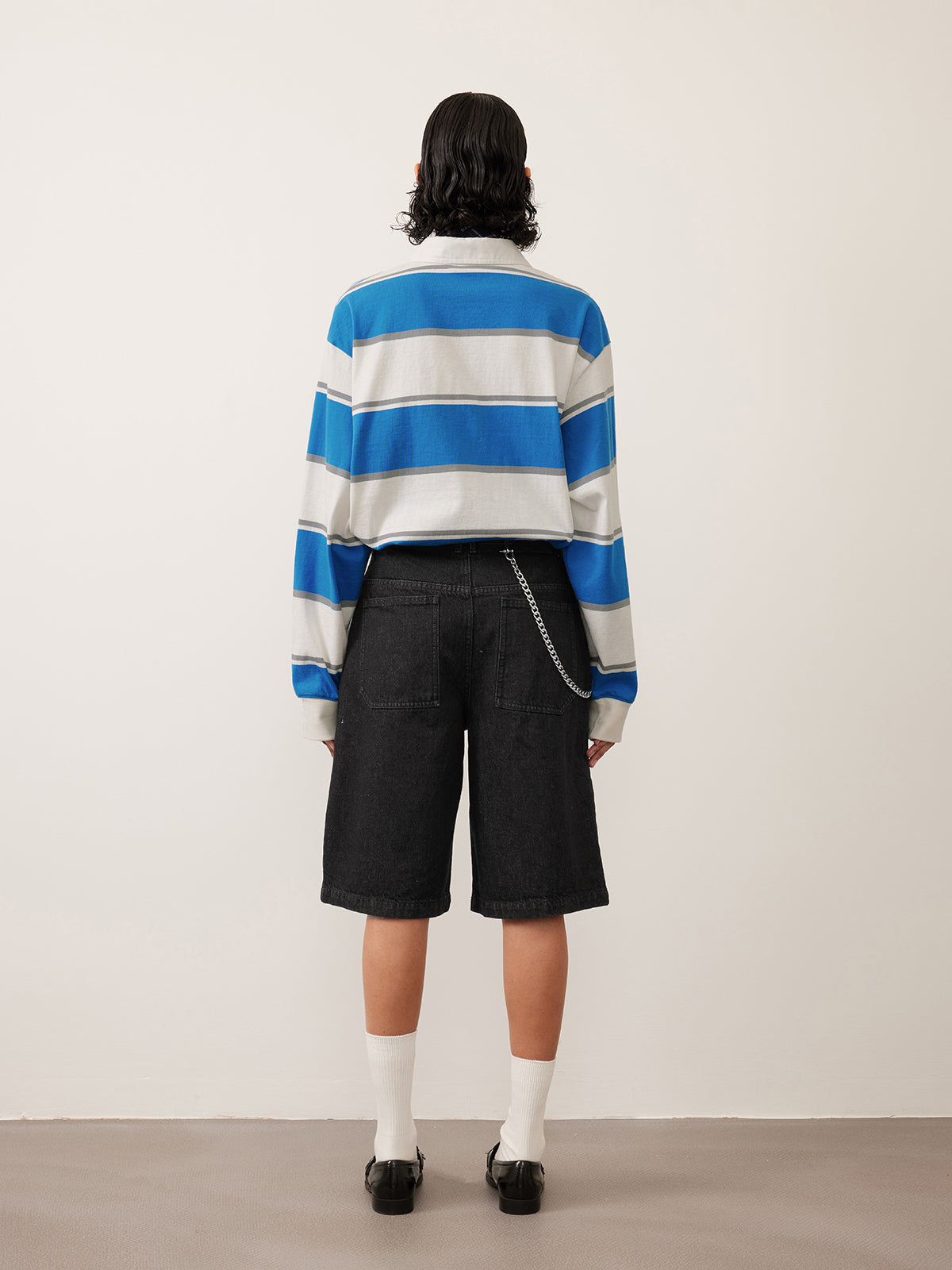 Single-pleated denim shorts