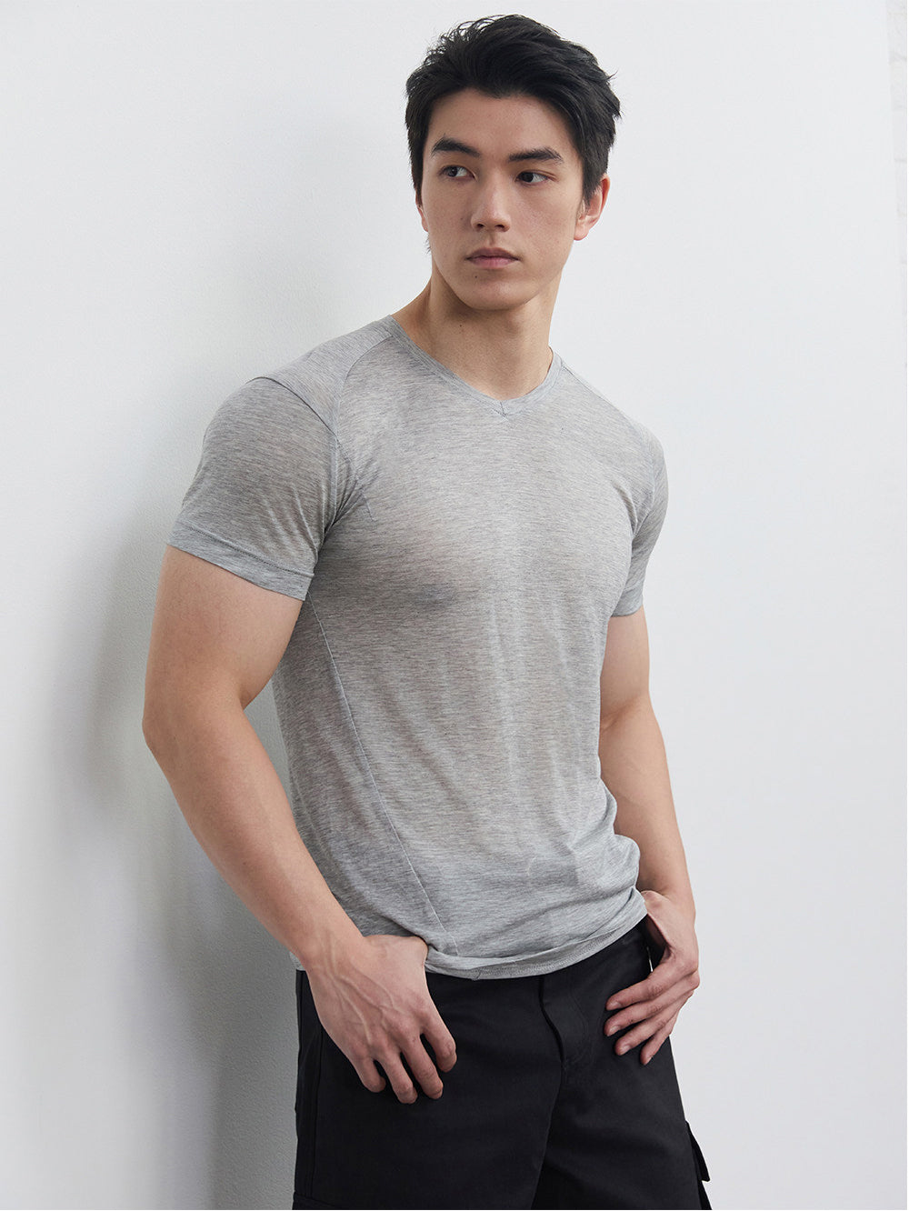 V넥 슬림핏 티셔츠