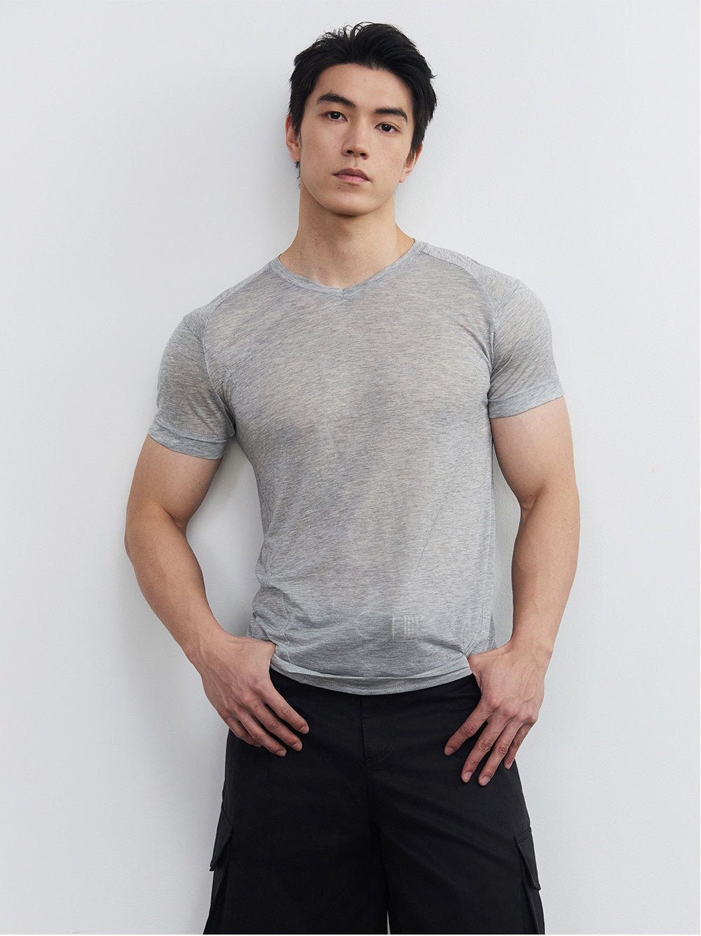 V넥 슬림핏 티셔츠