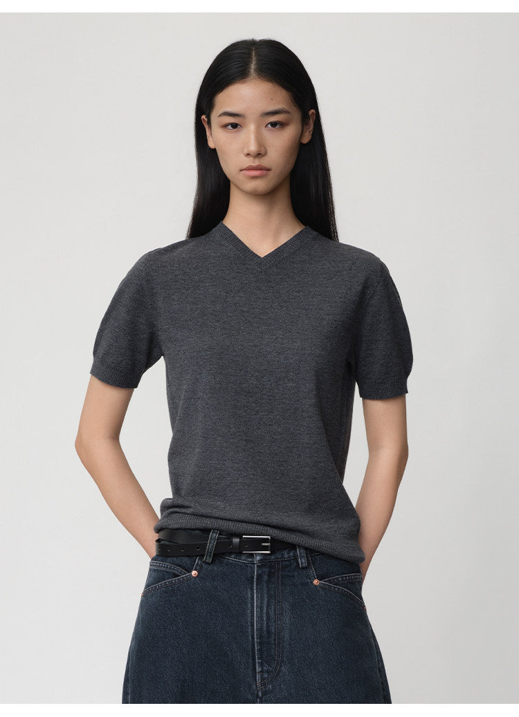 V-neck knit shirt