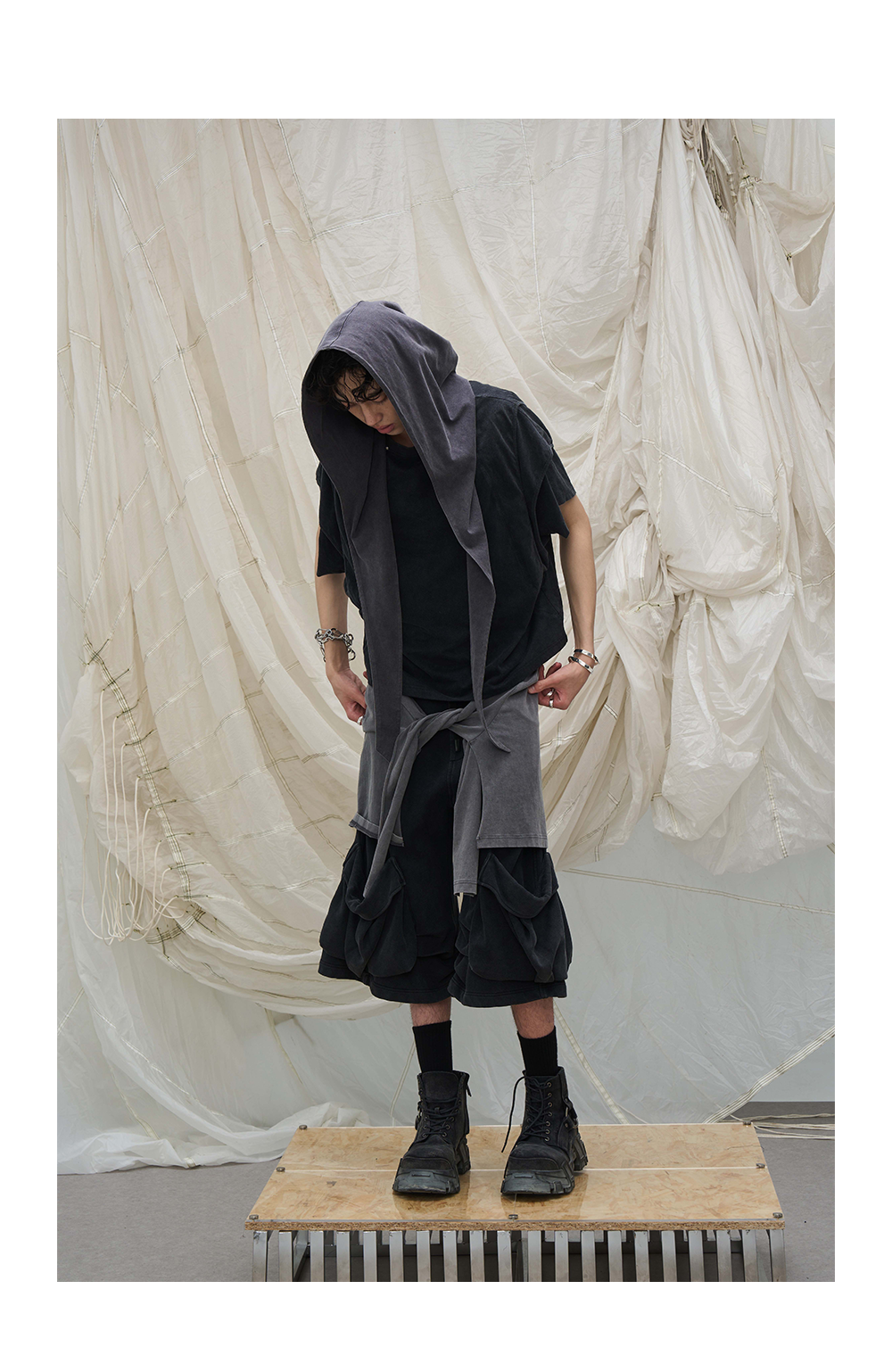 Decorative scarf with zipper