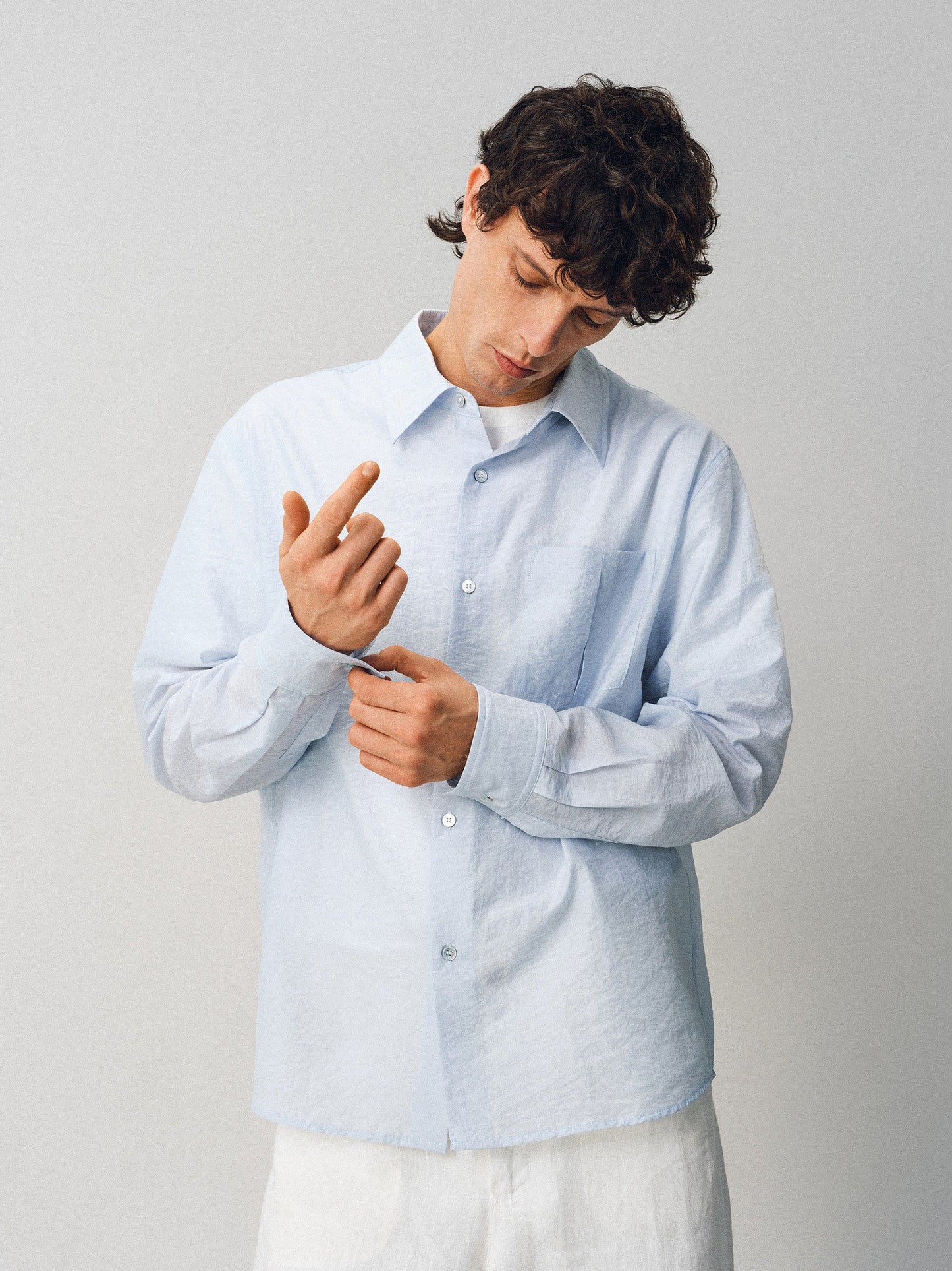 Lightweight and lightweight-feeling shirt
