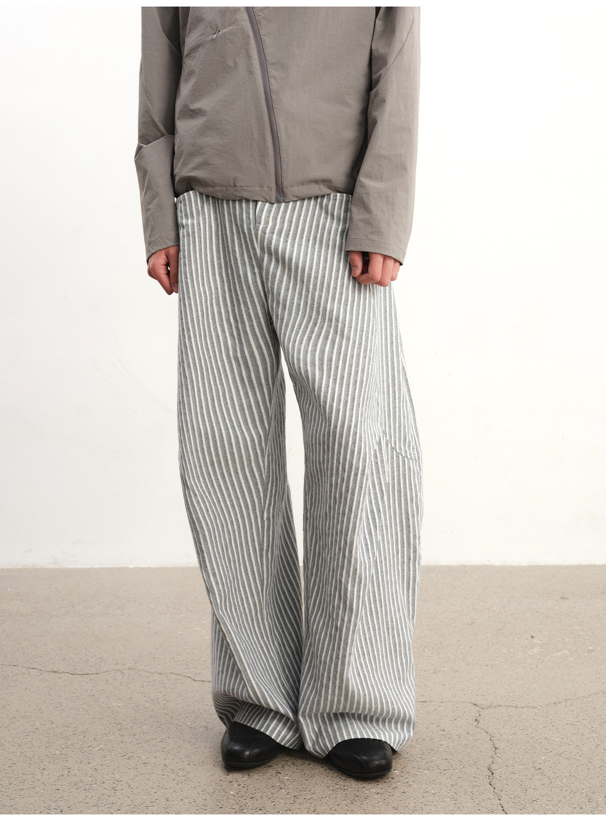 Striped 3D-Pleated Casual Pants