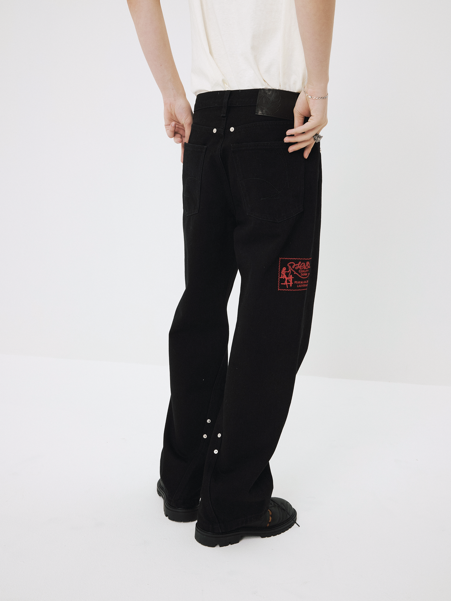 Stitch Embroidery Vintage-Style Studded Jeans