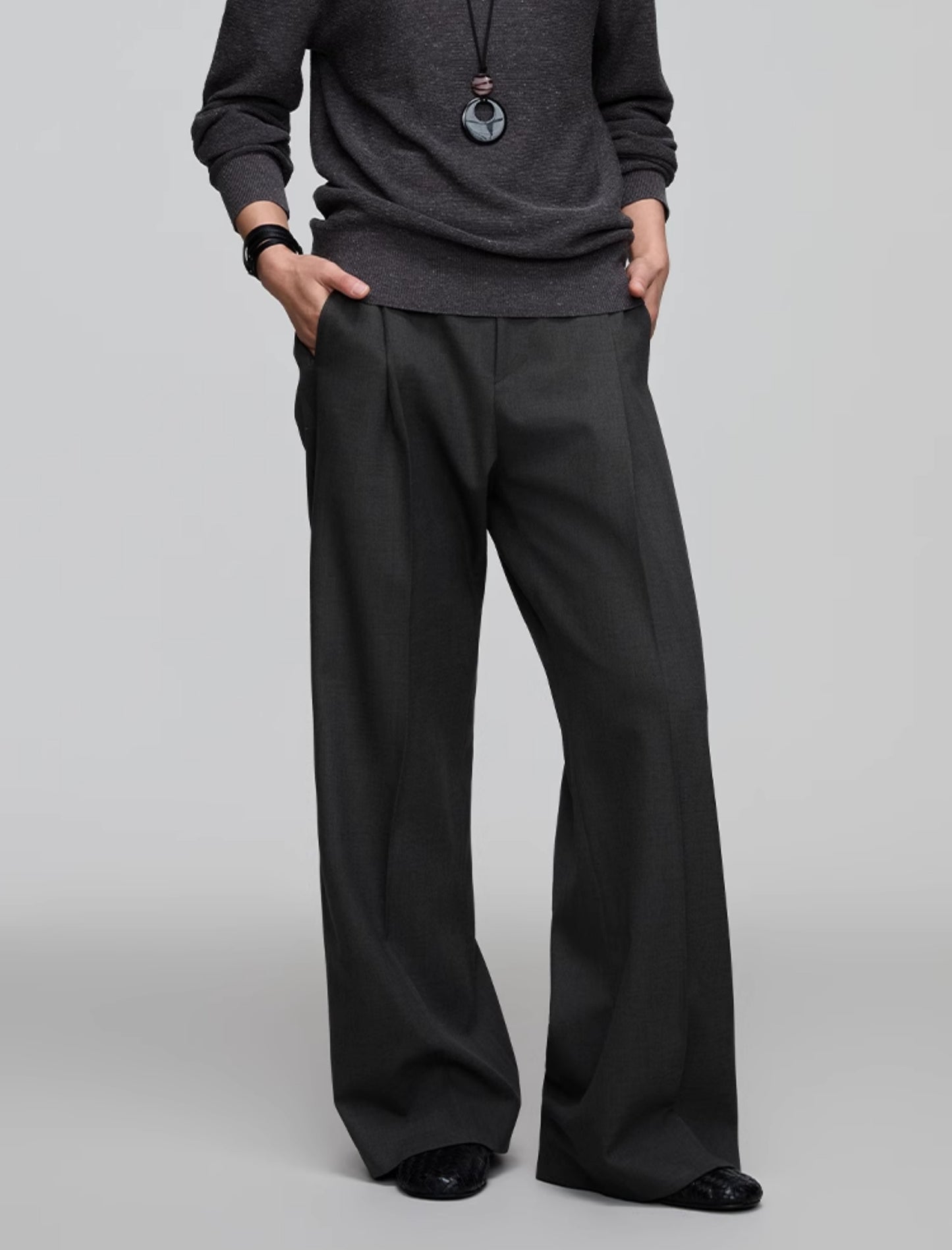 Pleated wide-leg pants