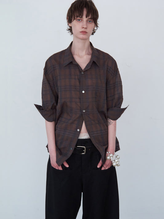 ロールアップスリーブの半袖シャツ