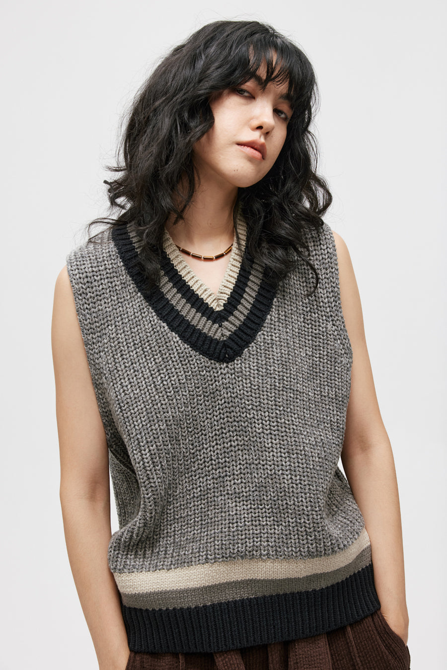 Contrast Color Short V-Neck Vest