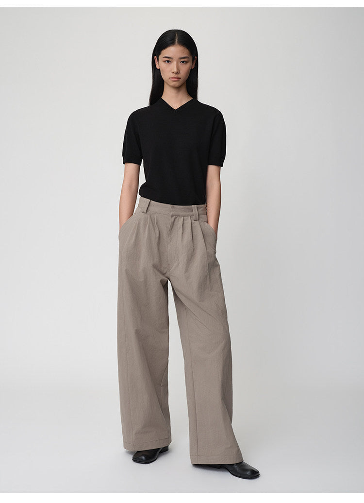 V-neck knit shirt