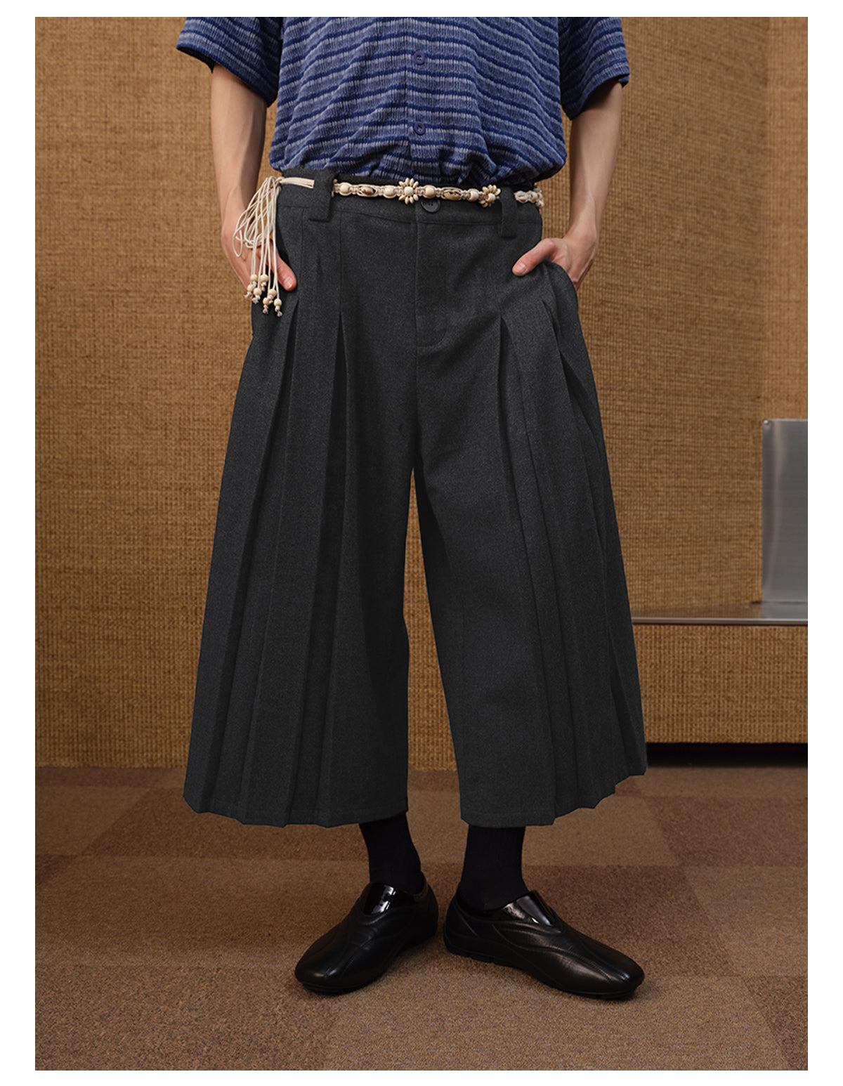 Pleated cropped pants