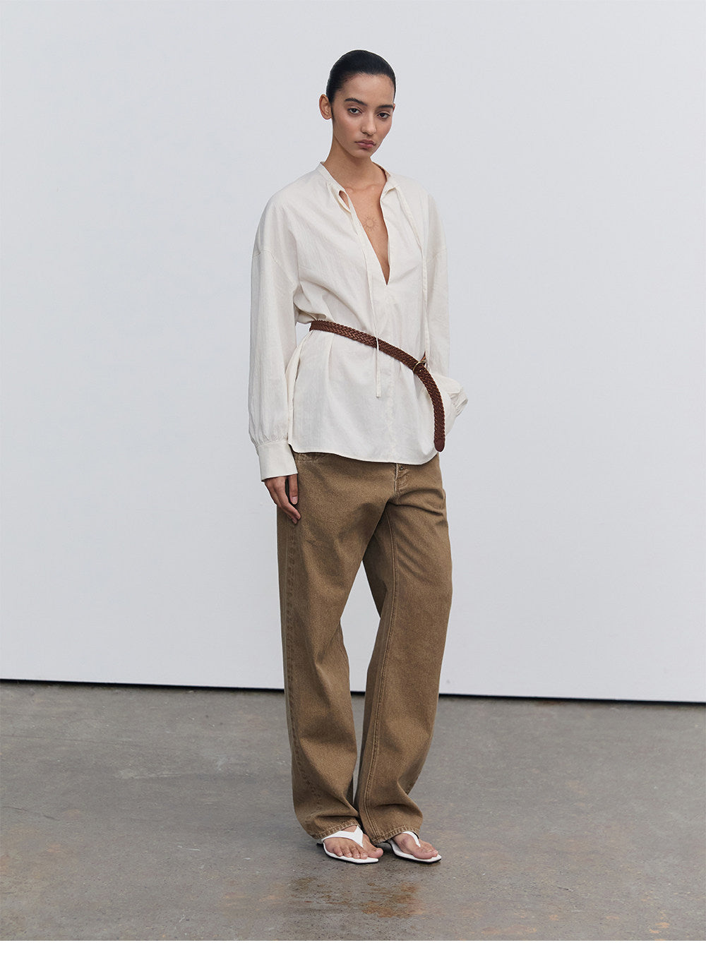 Half-open collar shirt with a ribbon