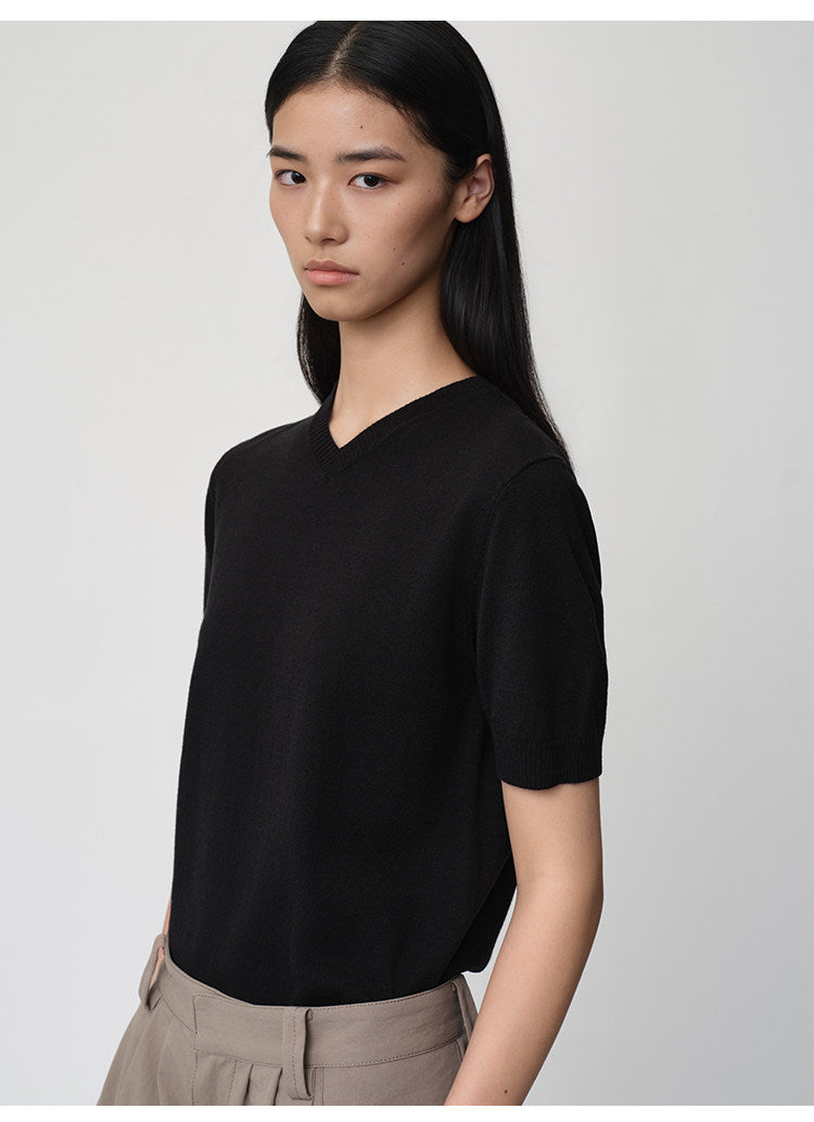 V-neck knit shirt