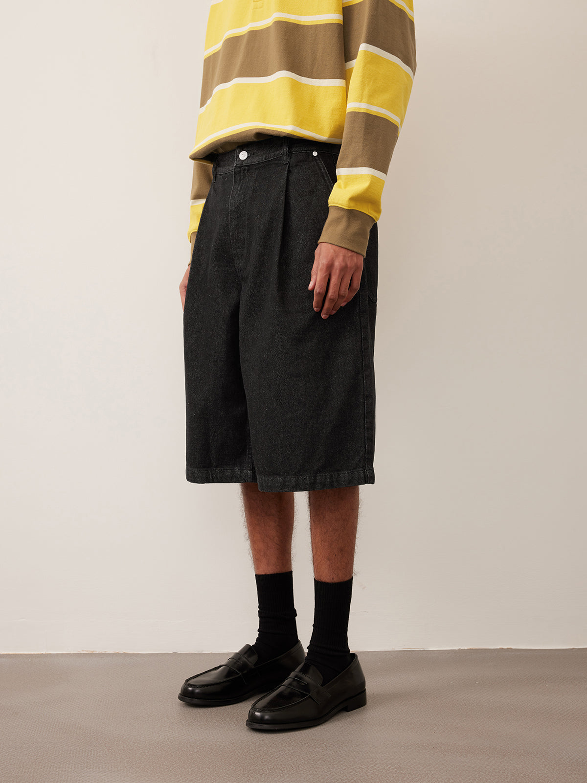 Single-pleated denim shorts