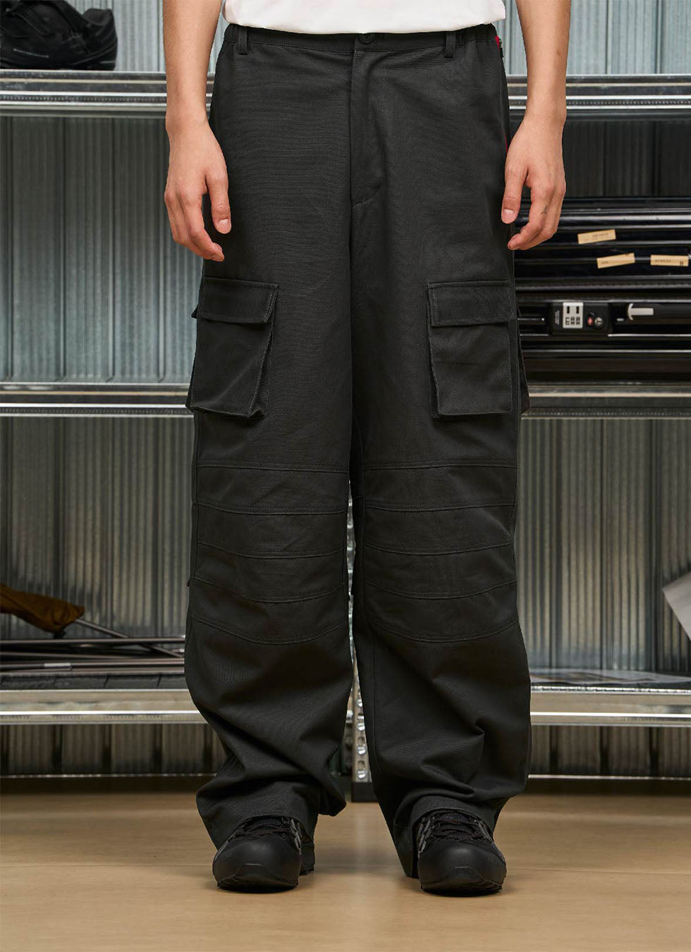 Multi-pocket cargo pants with contrast zipper