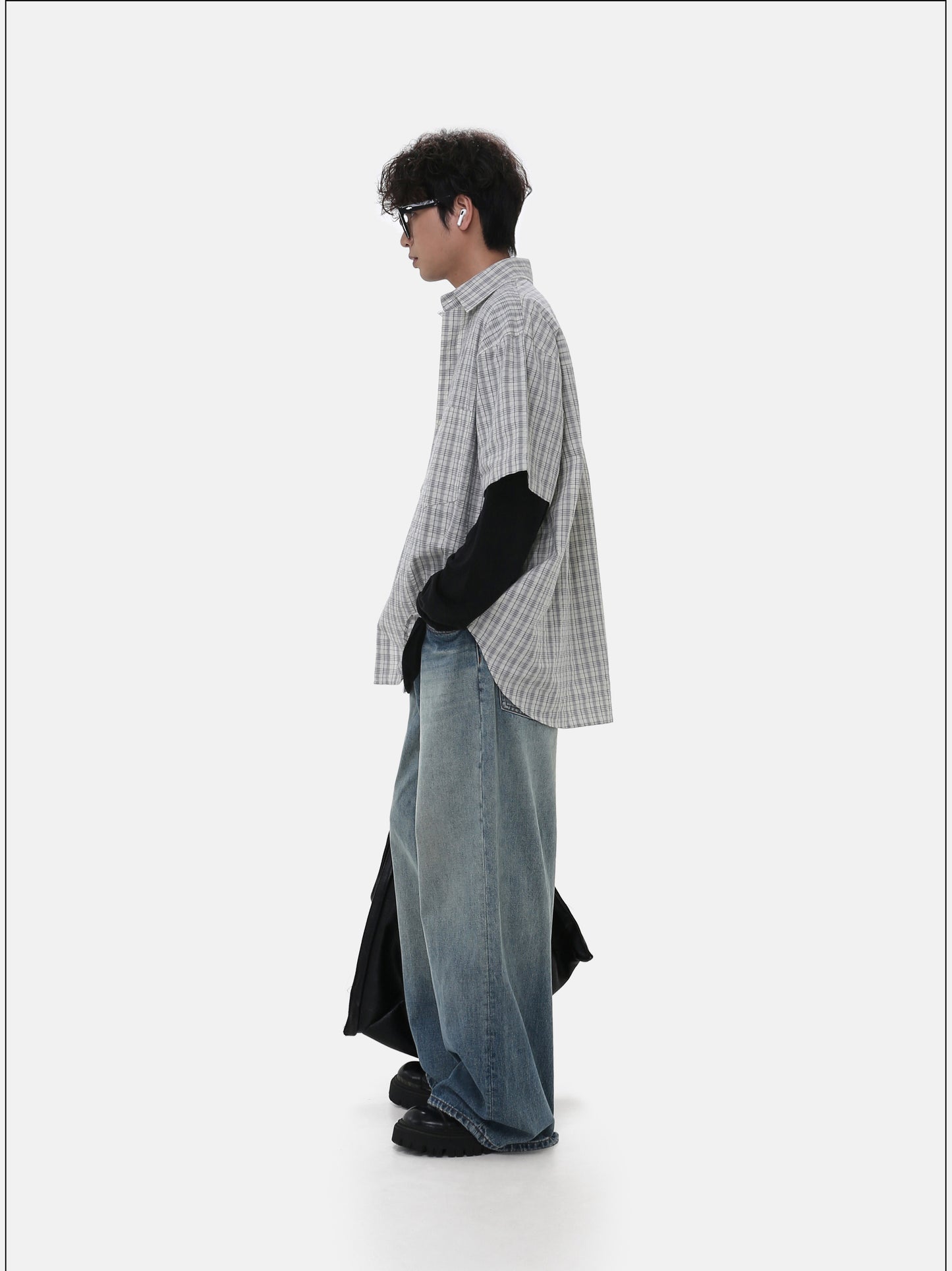 라벨이 붙은 작은 체크무늬 셔츠