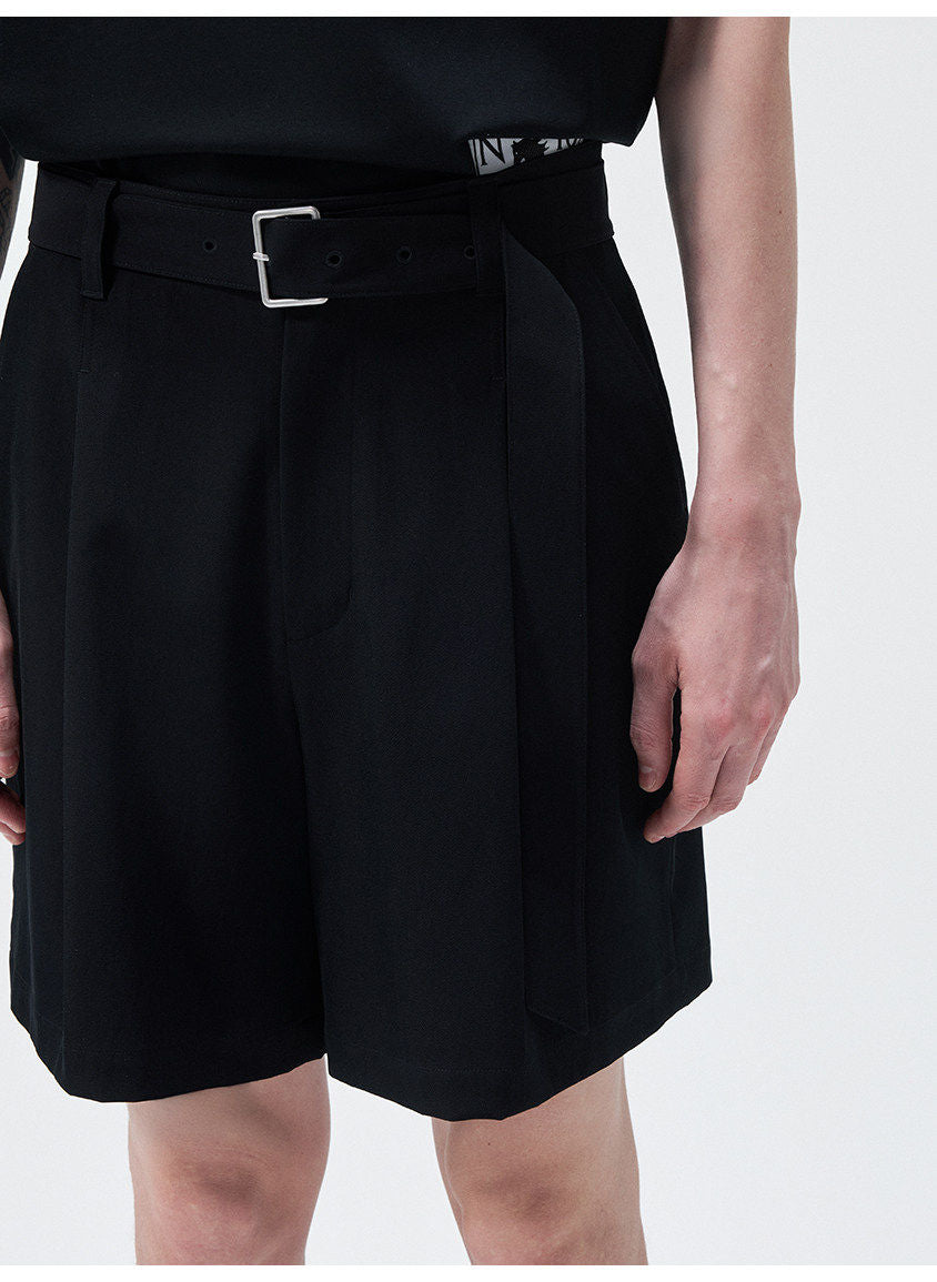 Single-pleat shorts