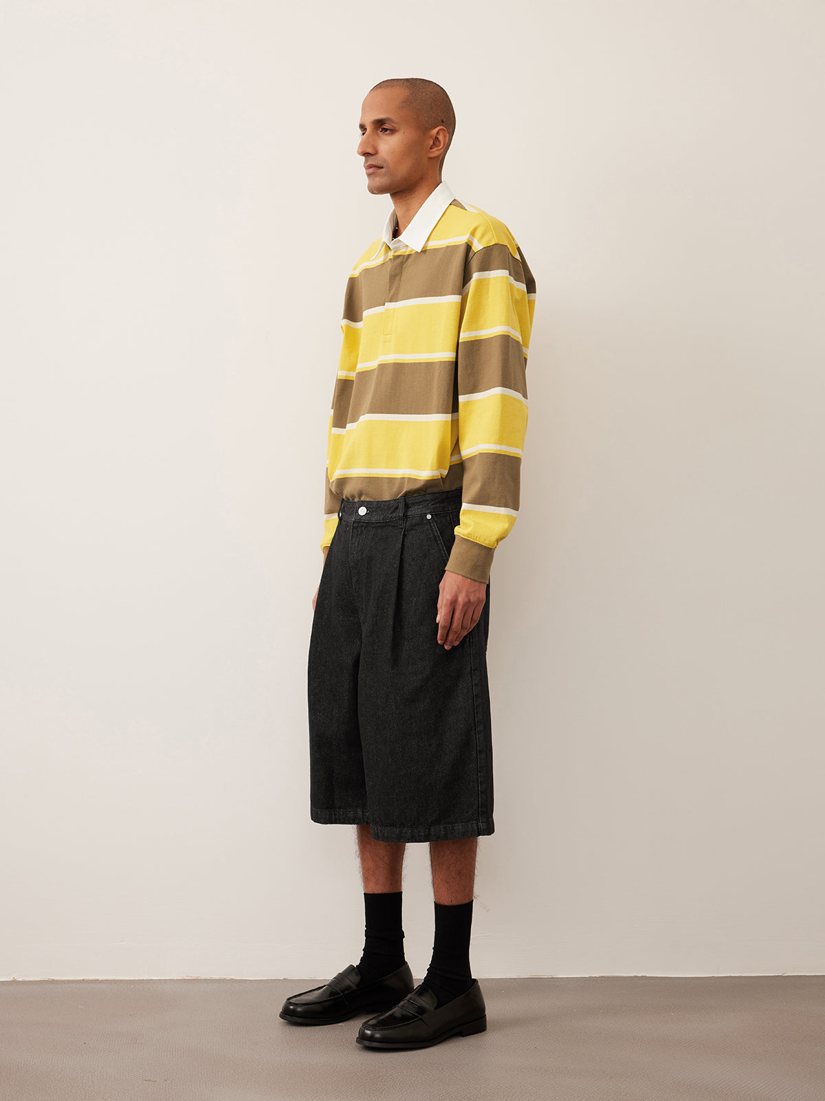 Single-pleated denim shorts