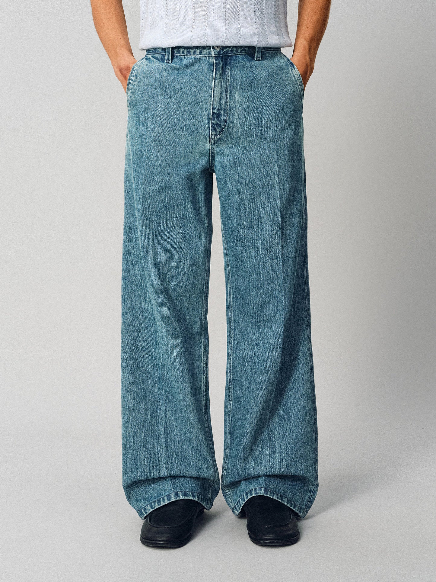 Straight-leg jeans with slanted pockets