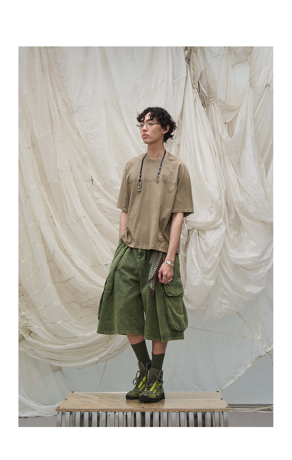 Cropped pants with detachable scarf