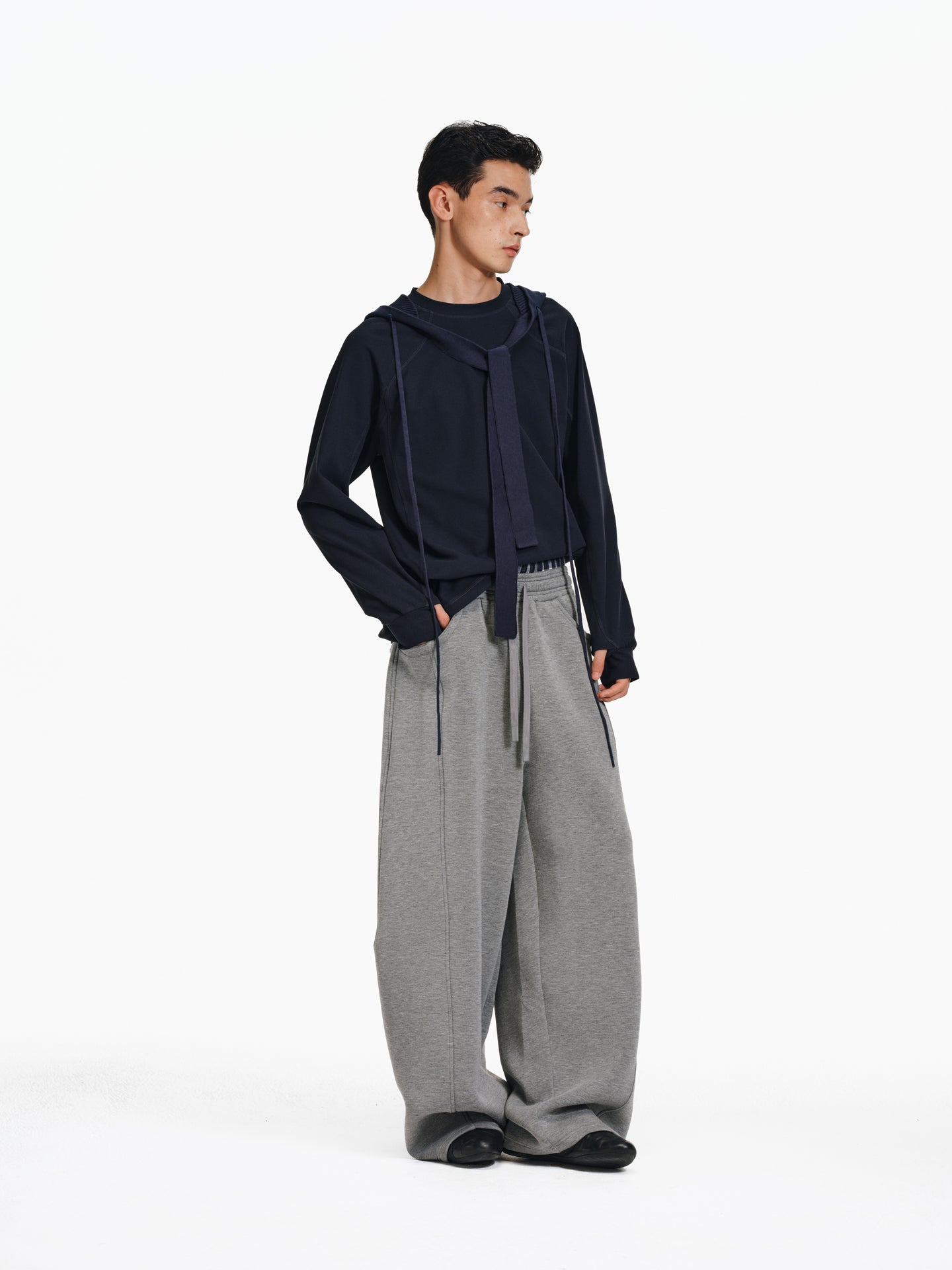 Casual pants with elastic waistband