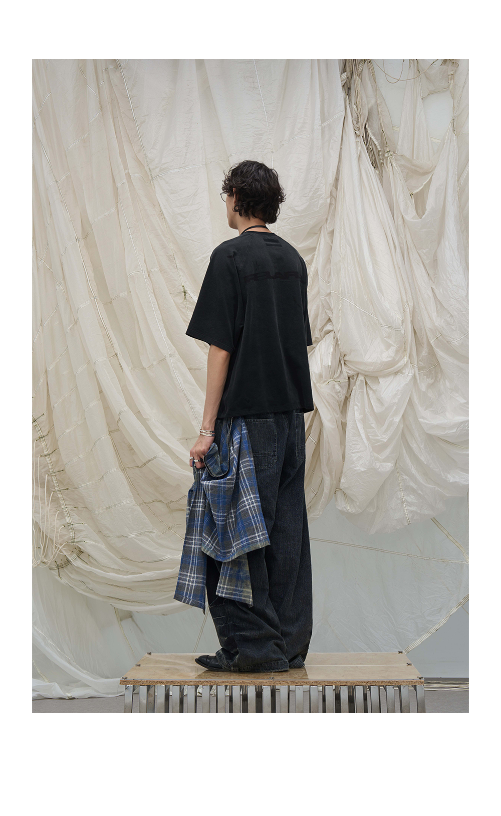 Decorative scarf with zipper