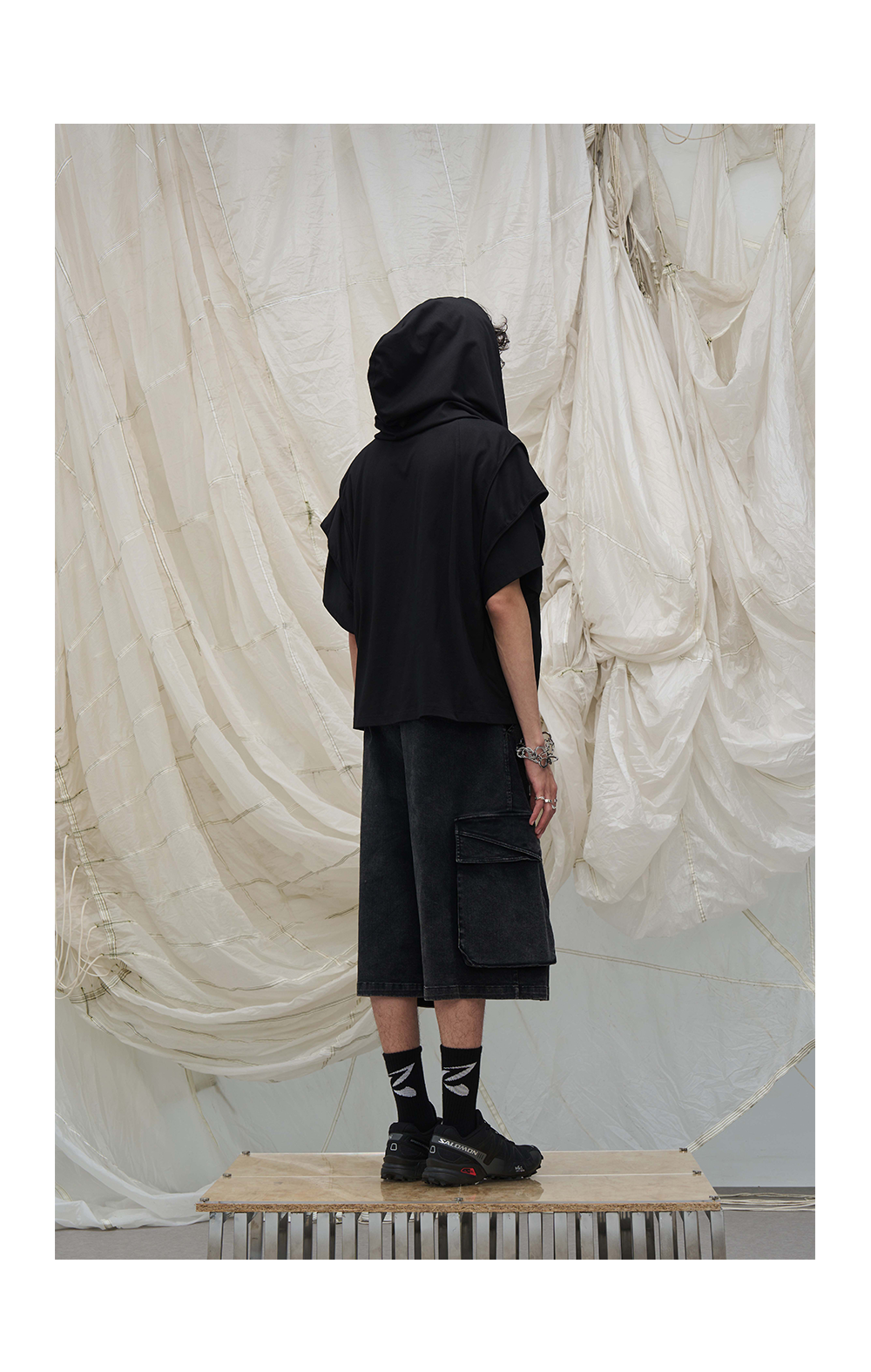 Cropped pants with detachable scarf