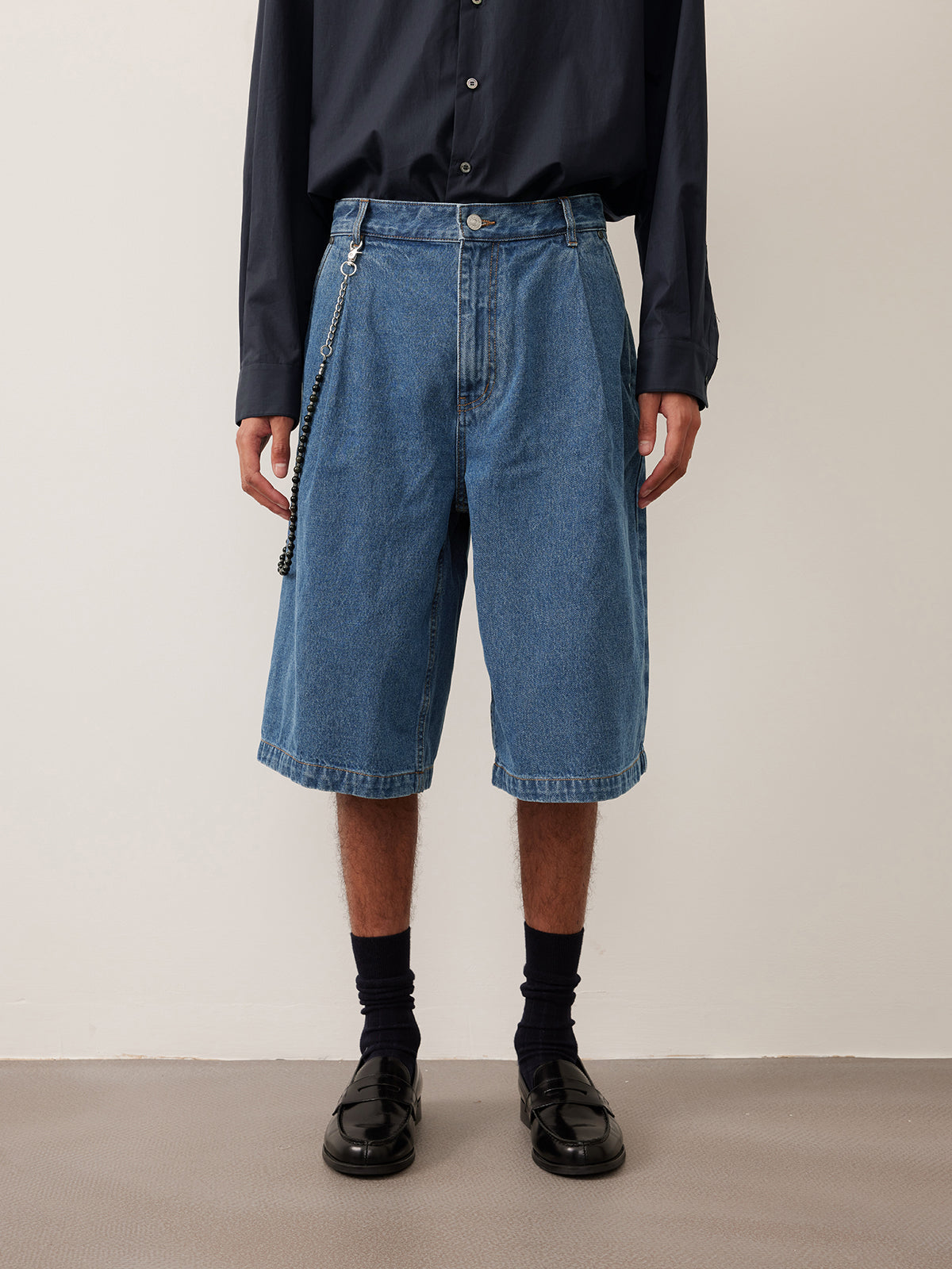 Single-pleated denim shorts