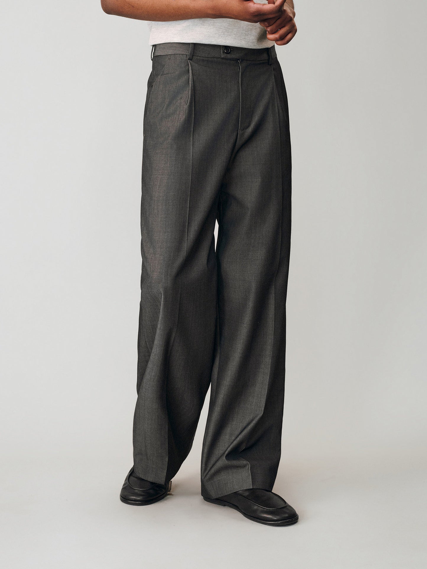 Shiny Single-Pleat Casual Pants