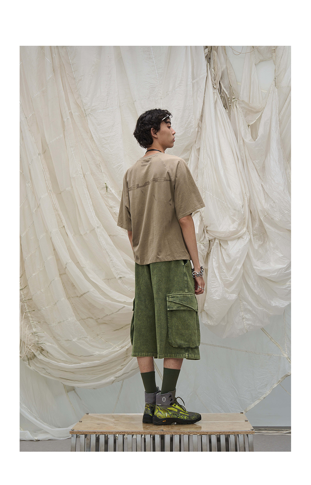 Cropped pants with detachable scarf