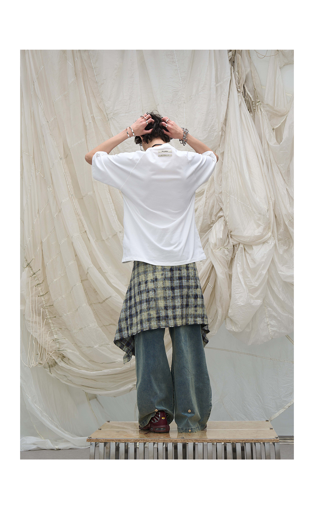 Leg Pleats Washed Jeans