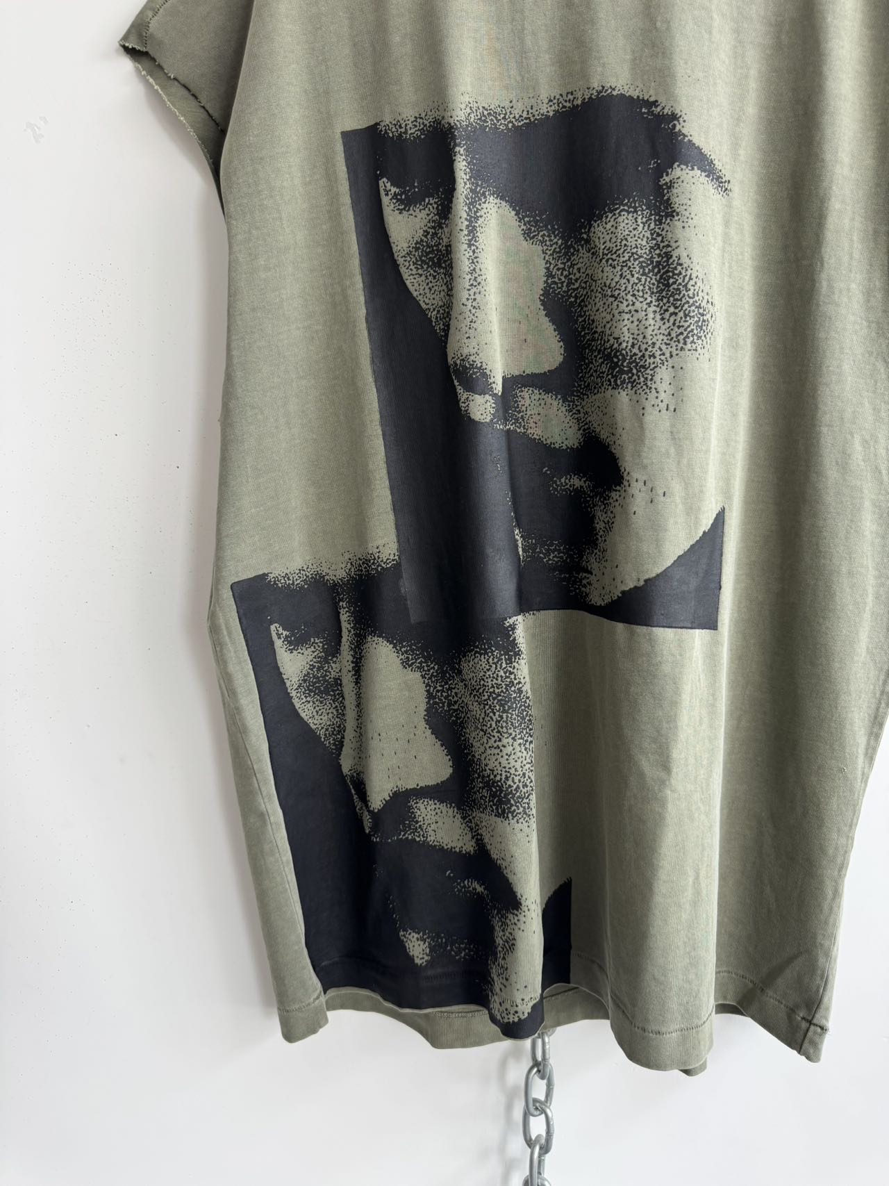 Batik-style damaged sleeveless shirt