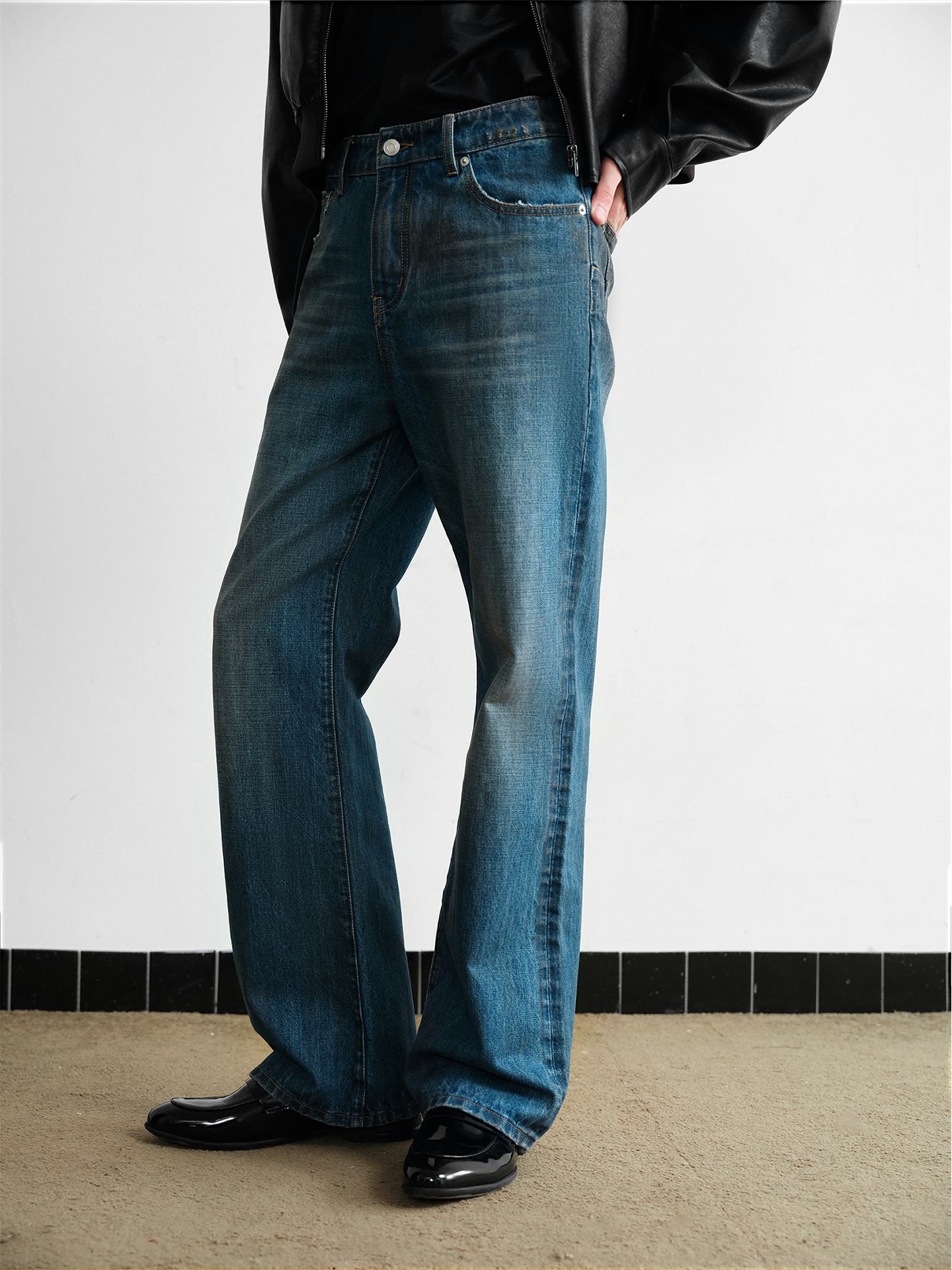 Distressed Straight Leg Jeans