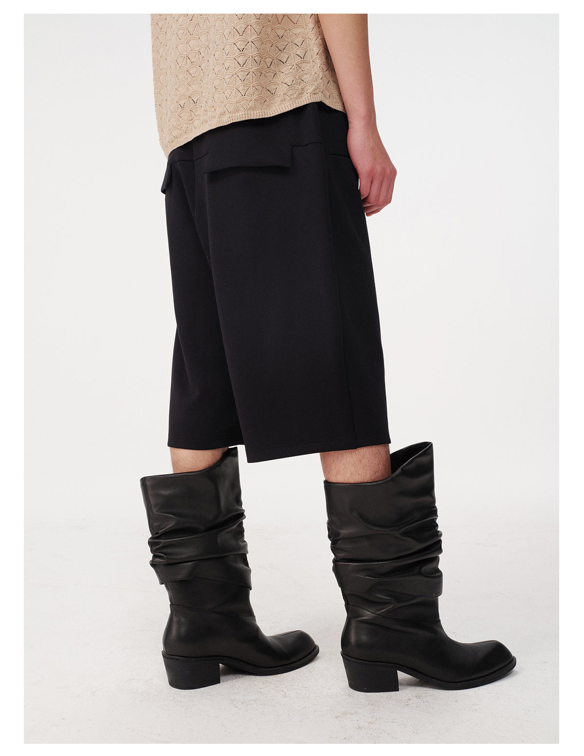 Low-rise shorts with pockets