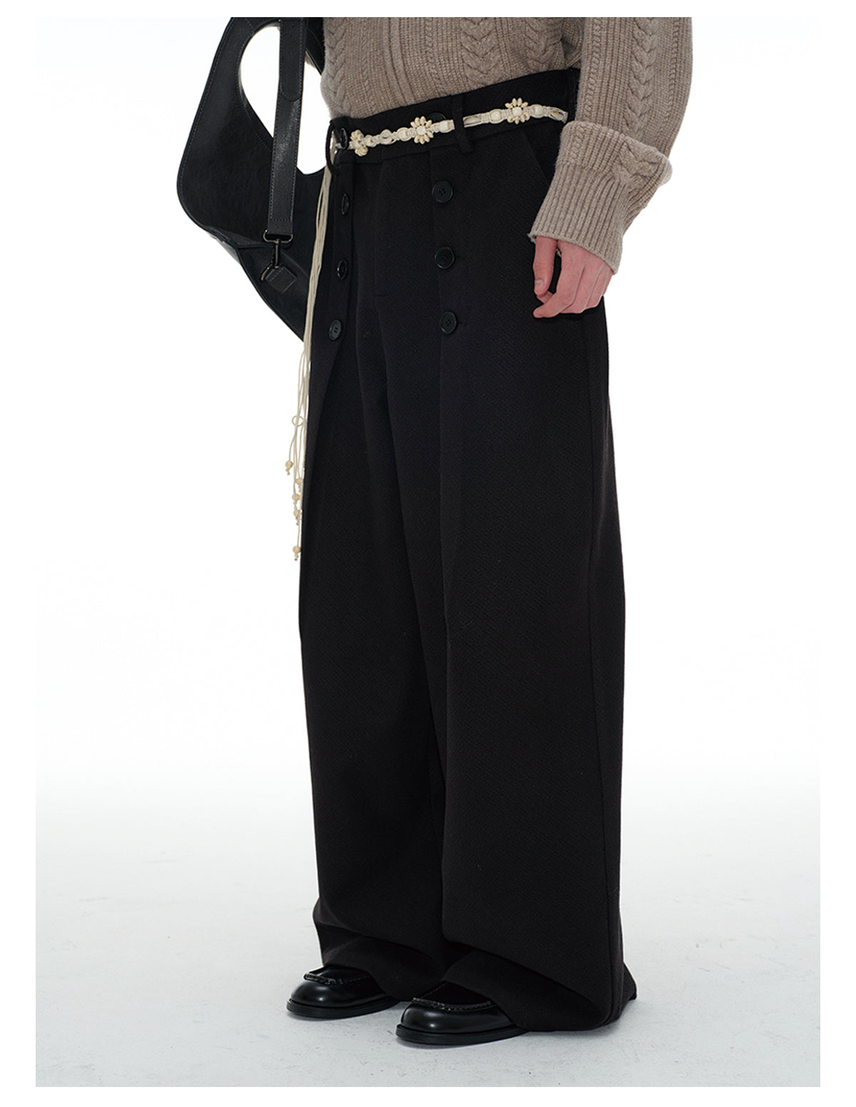 Button-pleated straight pants