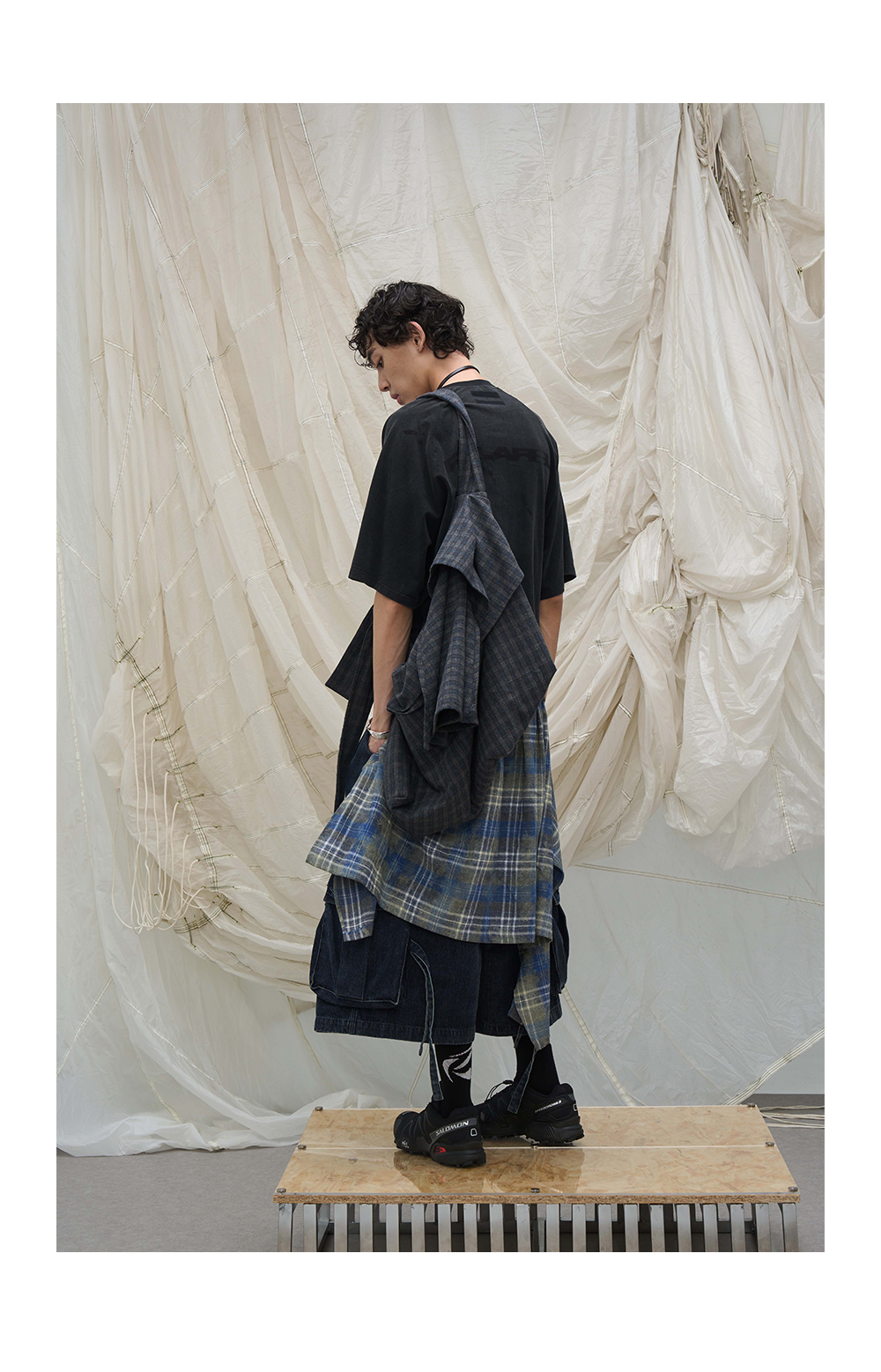 Decorative scarf with zipper