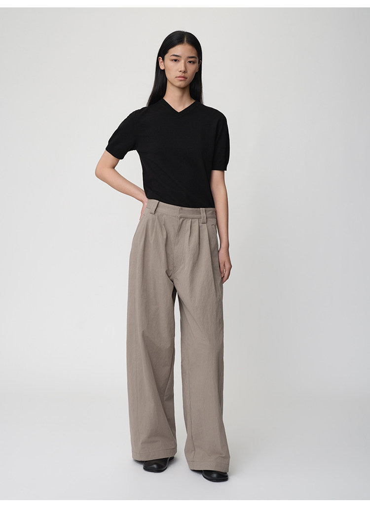 V-neck knit shirt