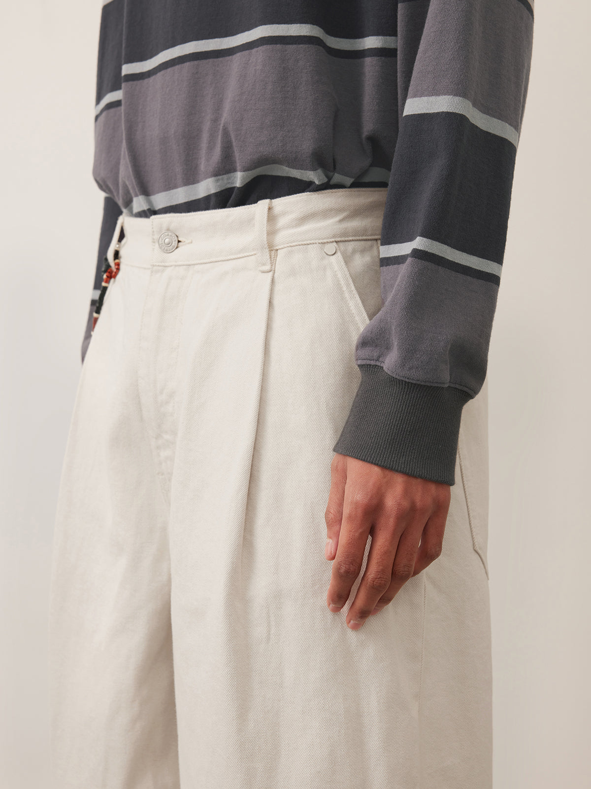 Single-pleated denim shorts