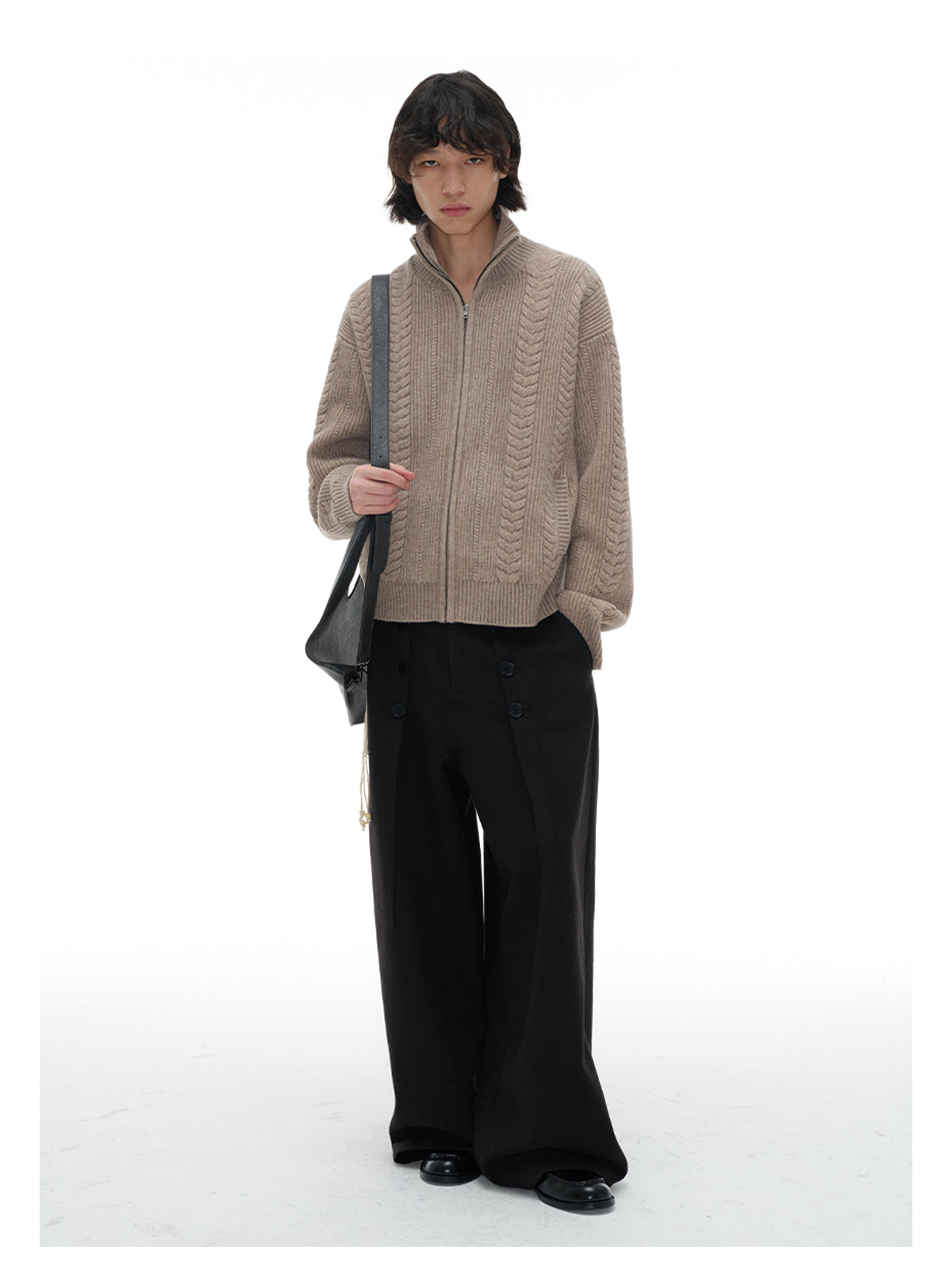 Button-pleated straight pants