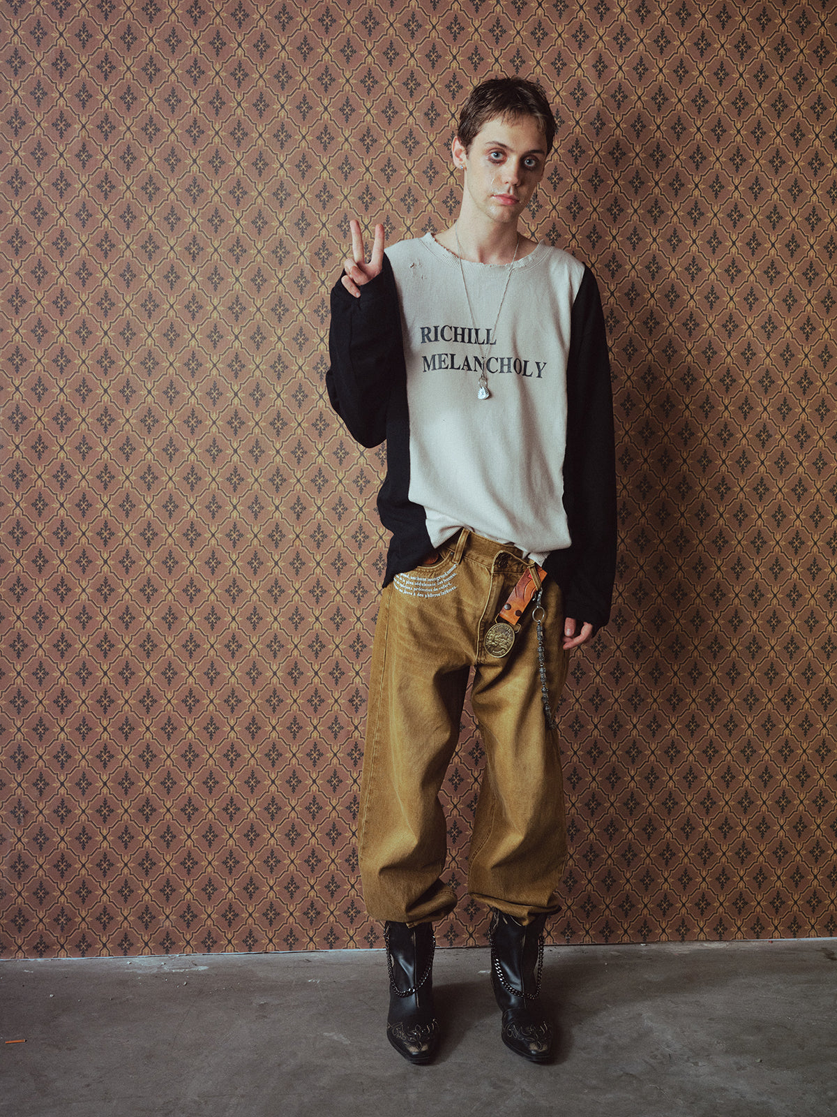 Double-button jeans with embroidery