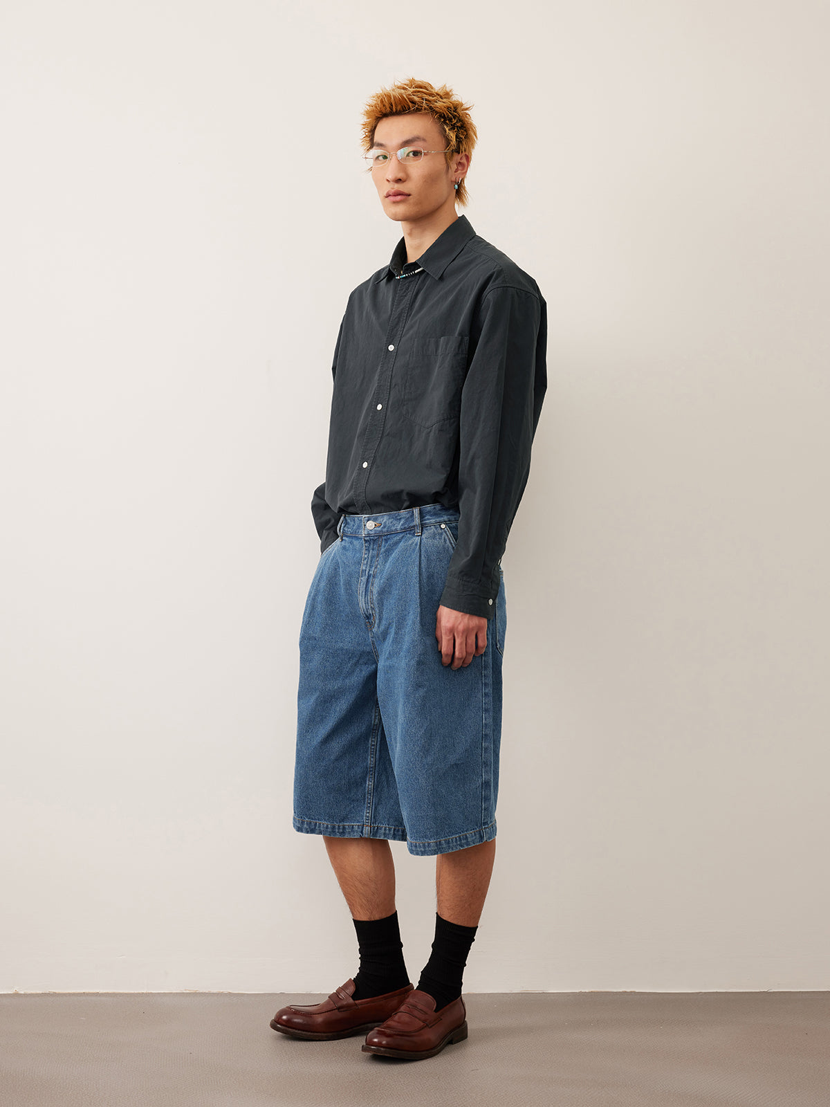 Single-pleated denim shorts