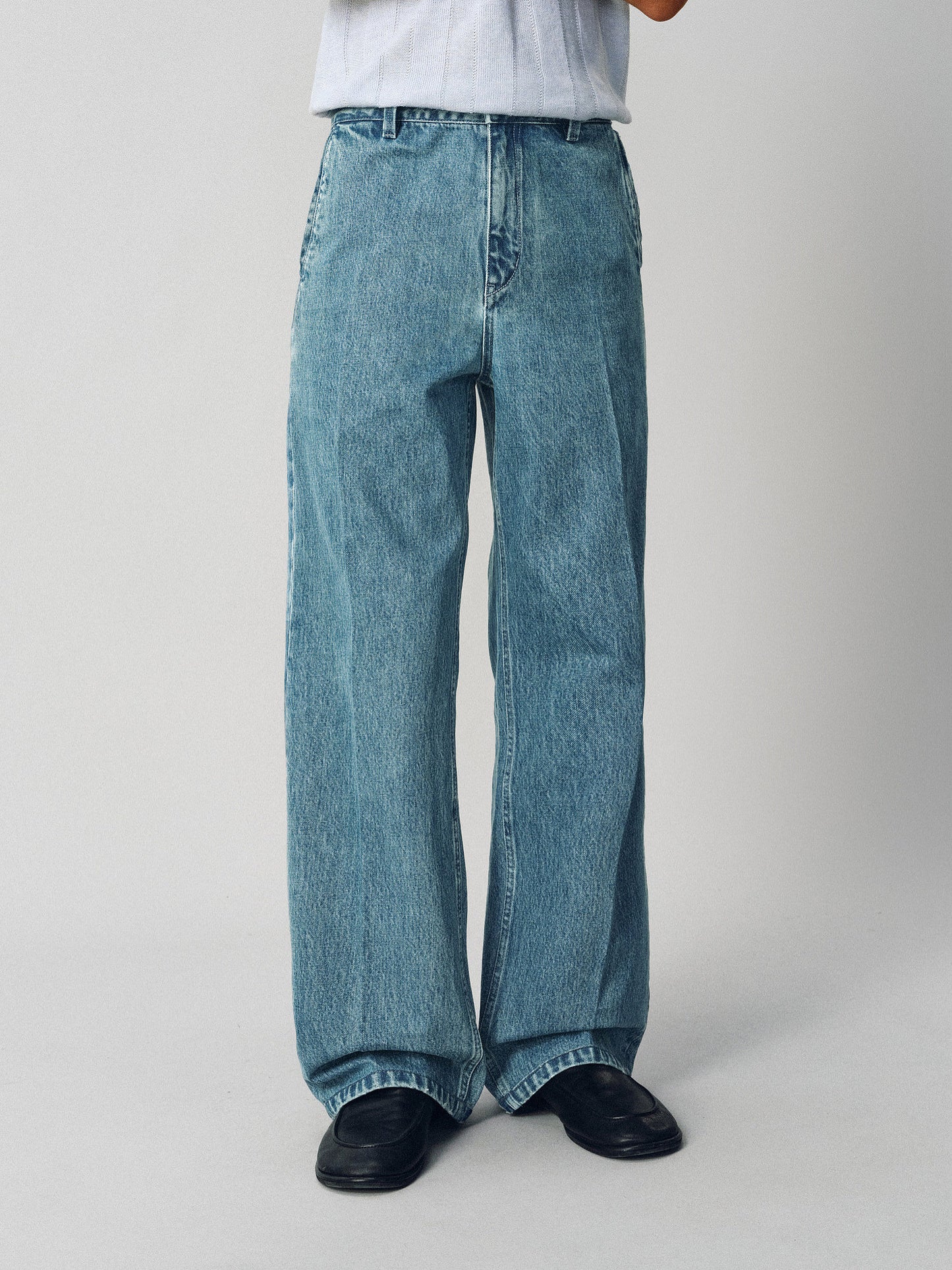 Straight-leg jeans with slanted pockets
