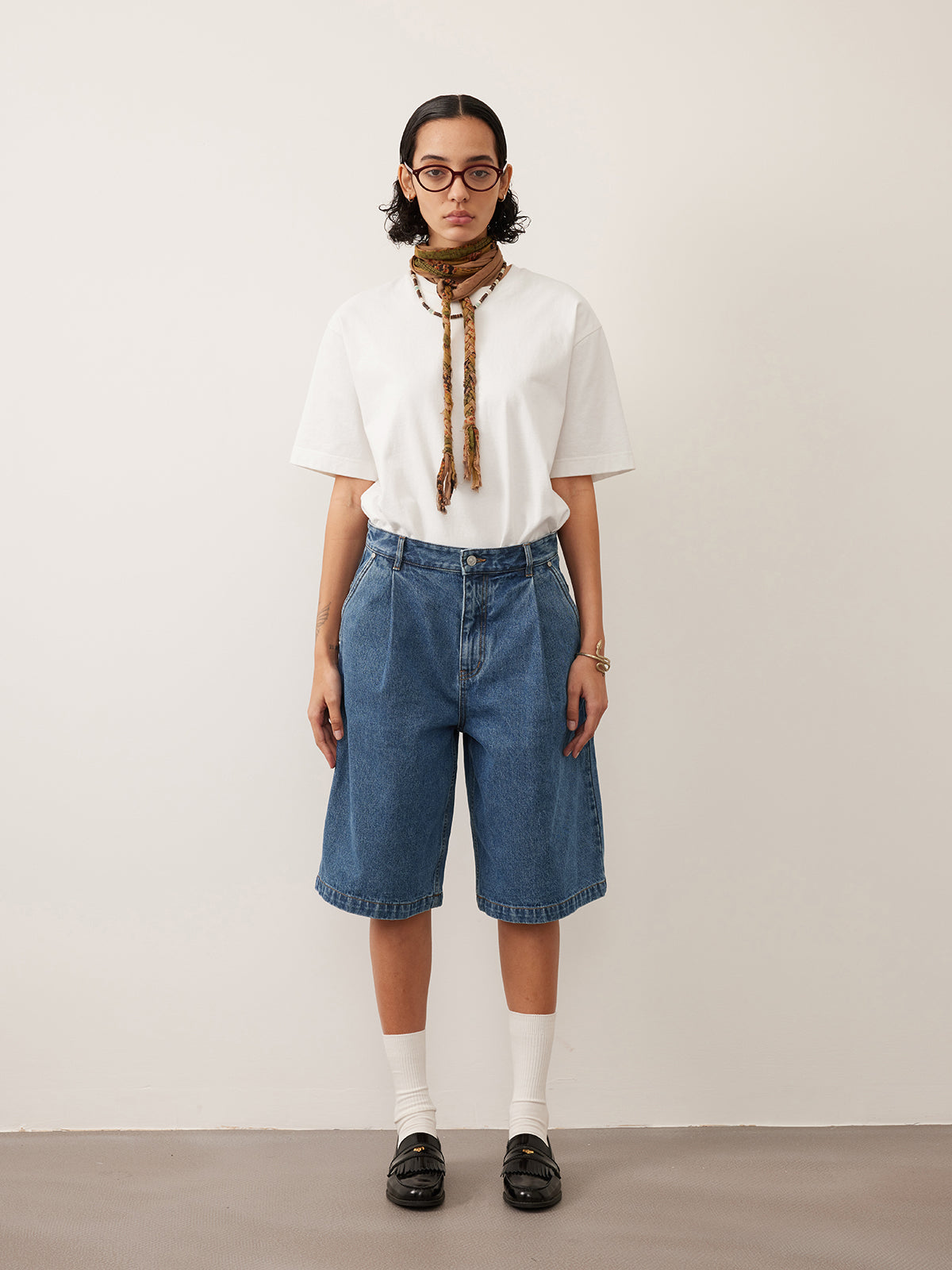 Single-pleated denim shorts