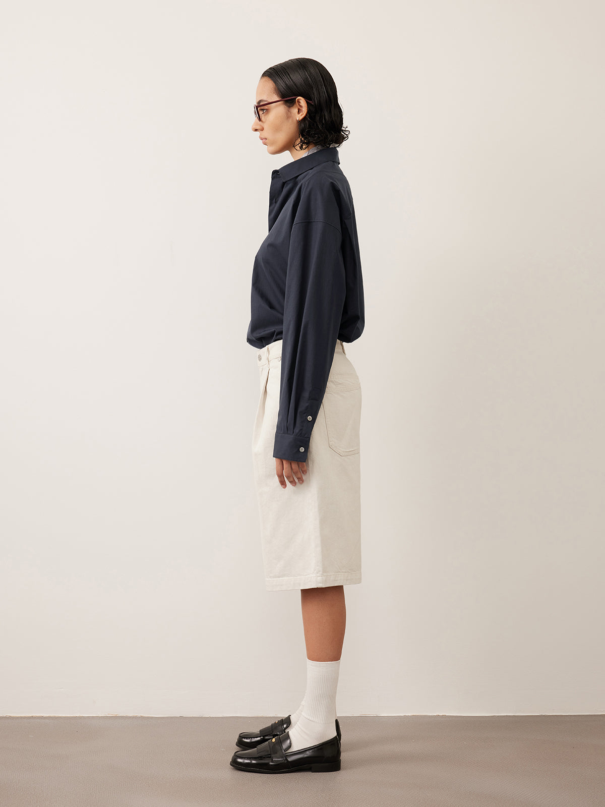 Single-pleated denim shorts