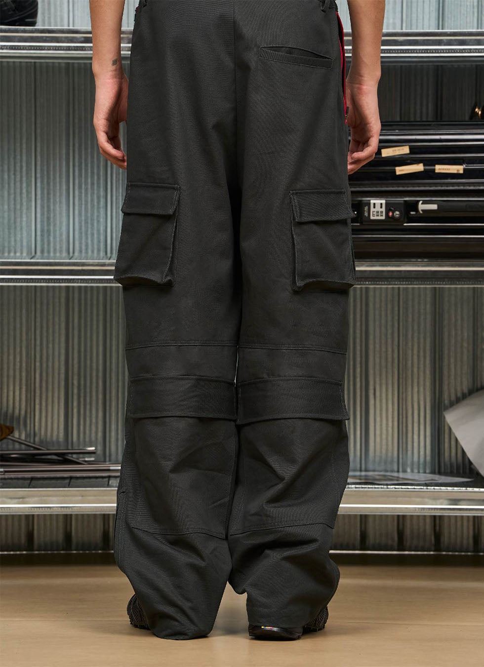 Multi-pocket cargo pants with contrast zipper