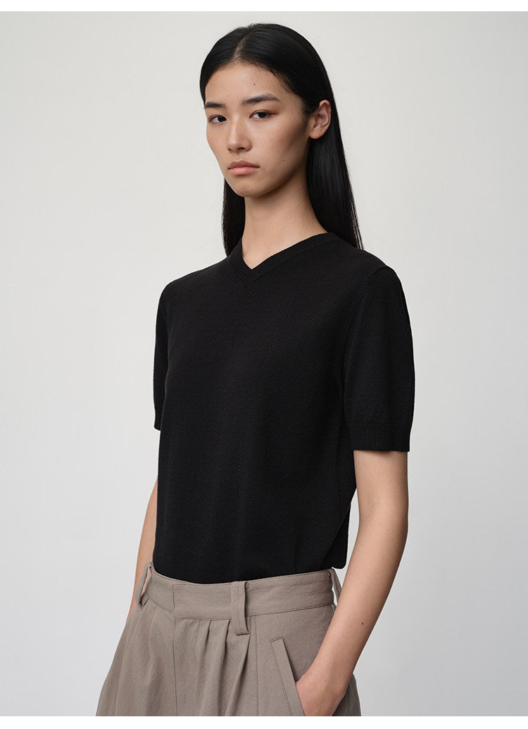 V-neck knit shirt