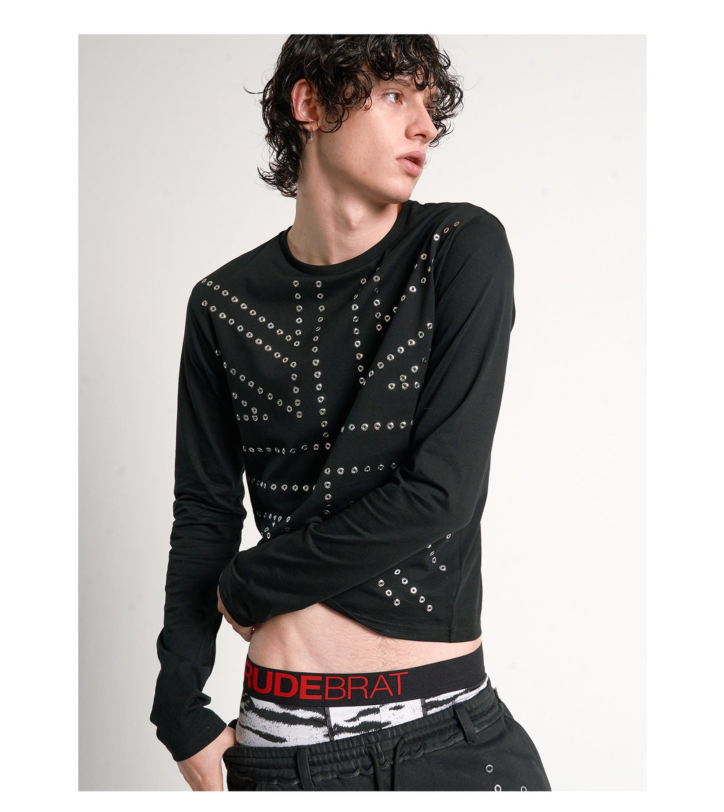 スタッズTシャツ