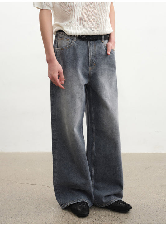 ストレートシルエットのウォッシュドグレーデニムパンツ
